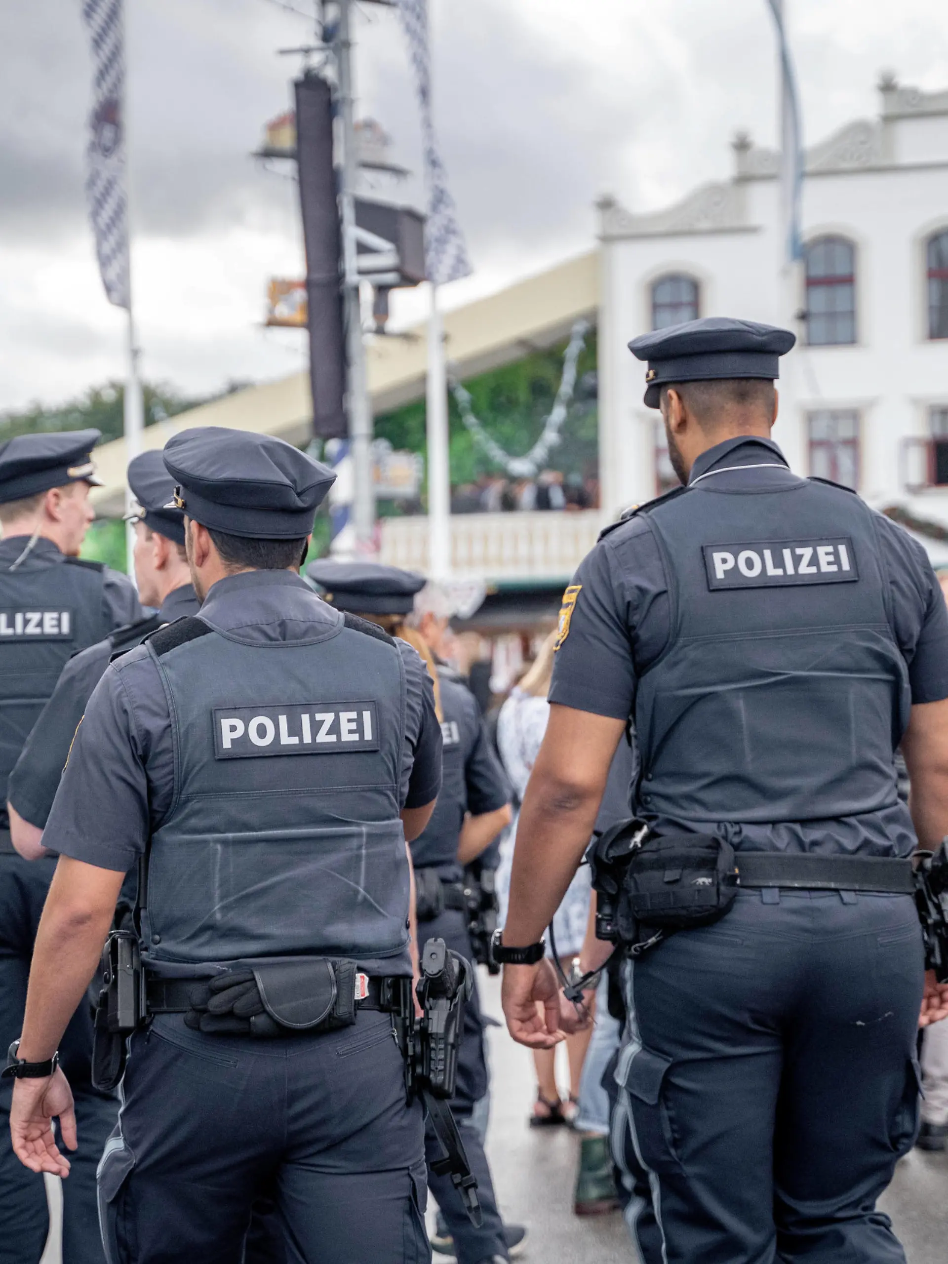 Day 1 Oktoberfest 2022 Polizei läuft Streife auf dem Oktoberfest.Am 17.09.2022 fand der erste Tag des Münchner Oktoberfests, auch Wiesn genannt, statt. Munich Bavaria Germany Copyright: xAaronxKarasekx