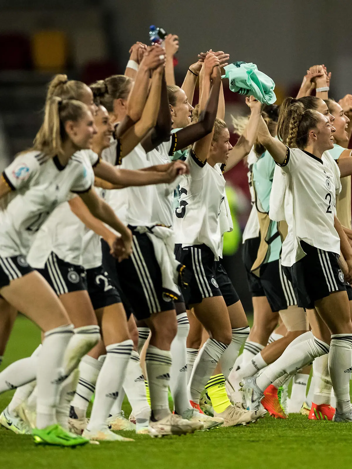  UEFA WOMENS EURO ENGLAND 2022: Deutschland - Spanien 12.07.2022 Laolawelle mit den Fans - die deutschen Frauen feiern den Sieg UEFA WOMENS EURO ENGLAND 2022: Deutschland - Spanien Brentford Community Stadium, London, 12.07.2022 *** UEFA WOMENS EURO ENGLAND 2022 Germany Spain 12 07 2022 Laola wave with the fans the German women celebrate the victory UEFA WOMENS EURO ENGLAND 2022 Germany Spain Brentford Community Stadium, London, 12 07 2022 Copyright: xBEAUTIFULxSPORTS/Wunderlx