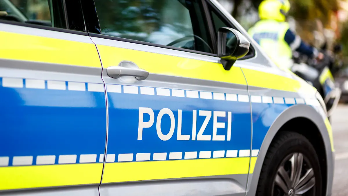 Symbolbild Polizei Polizeifahrzeug bei einer Demonstration am 28.09.2019 in Hamburg. Hamburg Deutschland  Symbol picture police police car at a demonstration on 28 09 2019 in Hamburg Hamburg Germany 