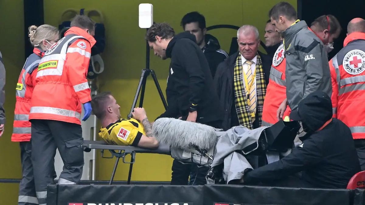 Marco Reus Borussia Dortmund auf einer Trage, rechts Trainer Edin Terzic Borussia Dortmund, Manager Sebastian Kehl Borussia Dortmund 17.09.2022, Fussball GER, Saison 2022 2023, 1. Bundesliga, 7. Spieltag, Borussia Dortmund - FC Schalke 04 Dortmund Signal Iduna Park Nordrhein Westfalen Deutschland *** Marco Reus Borussia Dortmund on a stretcher, on the right coach Edin Terzic Borussia Dortmund , manager Sebastian Kehl Borussia Dortmund 17 09 2022, football GER, season 2022 2023, 1 Bundesliga, matchday 7, Borussia Dortmund FC Schalke 04 Dortmund Signal Iduna Park Nordrhein Westfalen Germany Team2