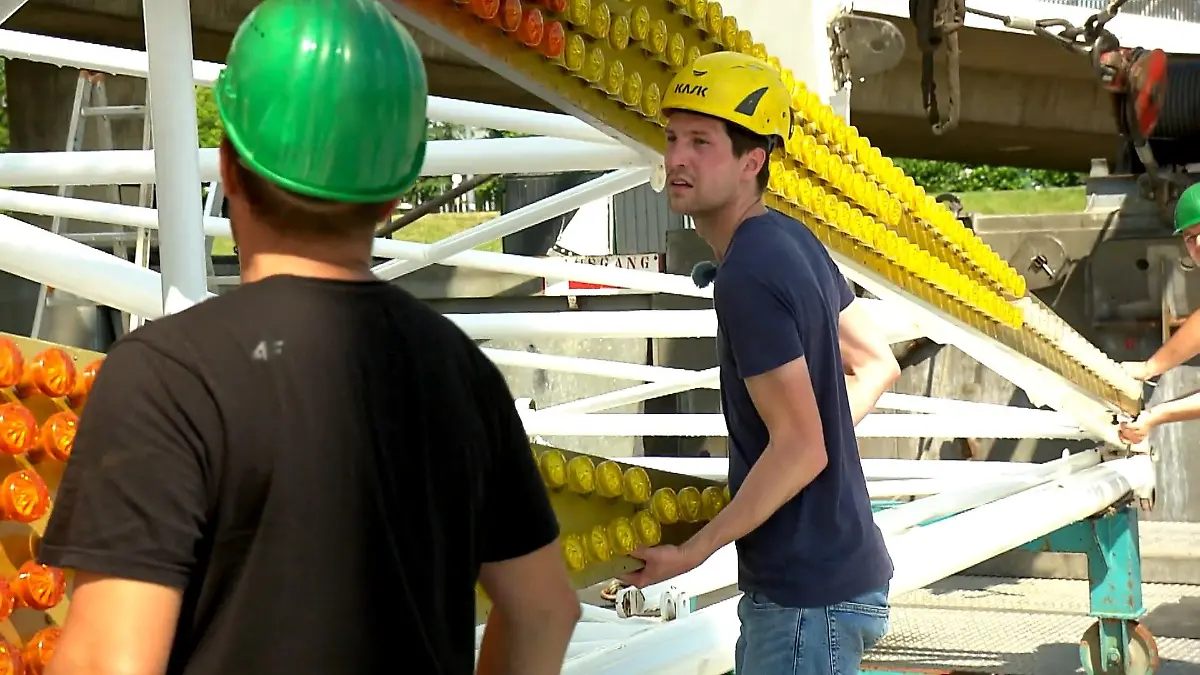 Einen Tag beim Aufbau eines Riesenrads Schmidt macht mit
