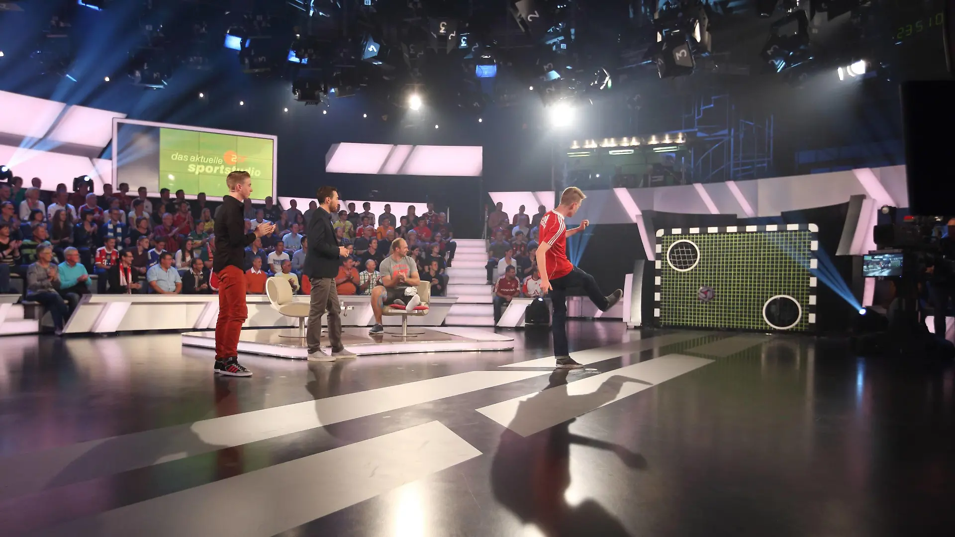 TORWANDSCHIESSEN DAS AKTUELLE SPORTSTUDIO ZDF MAINZ PUBLICATIONxNOTxINxUSA
Torwandschießen the current Sports studio ZDF Mainz PUBLICATIONxNOTxINxUSA