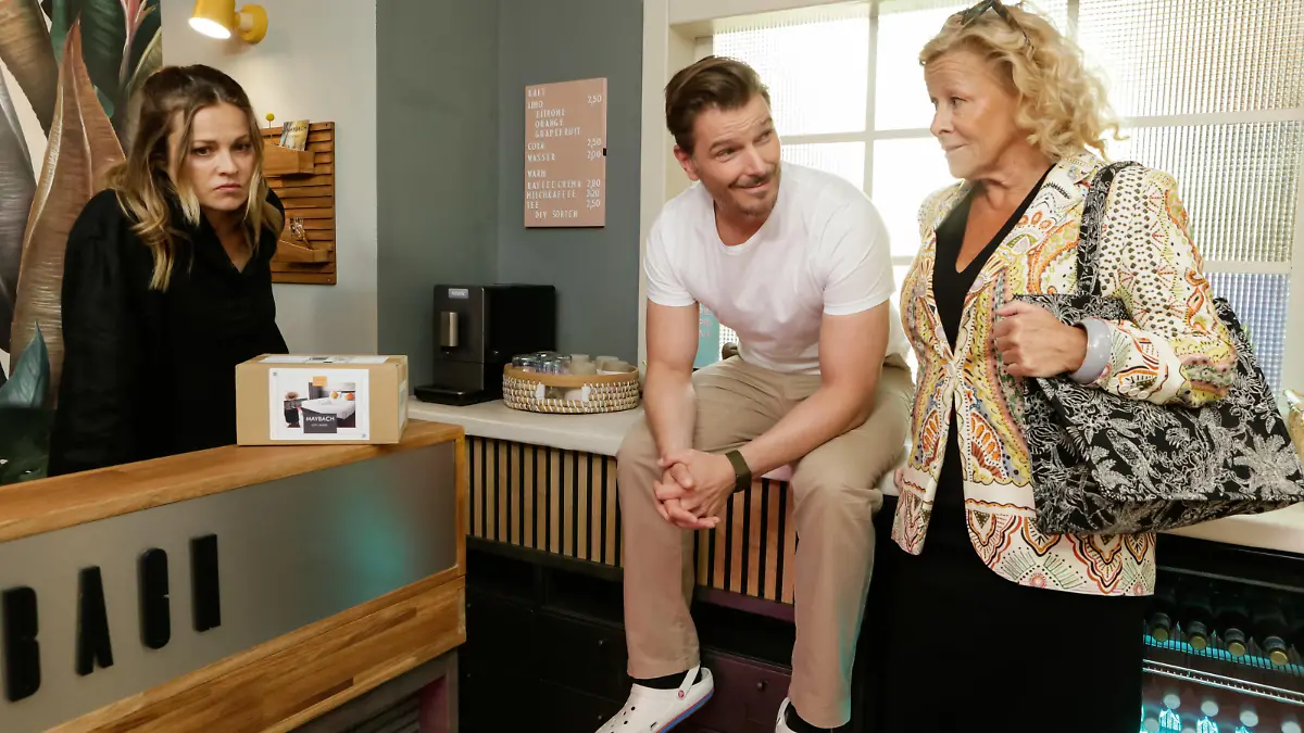 Corinnas Frust ueber das staendige Damoklesschwert bringt Lulu zum Nachdenken. Corinna Weigel (Nina Weisz) Lulu Schwarz (Iris Werlin) Chris Weigel (Jan Ammann)