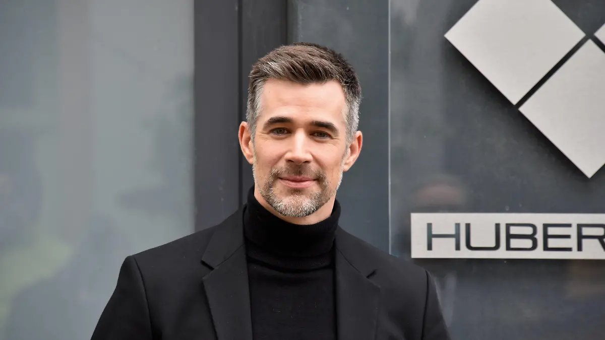 Schauspieler Jo Weil posiert in der Kulisse der RTL Serie Unter uns in der Jo Weil ab 01.04. als New Yorker Stararchitekt Dominic Adams zu sehen sein wird. *** Actor Jo Weil poses in the setting of the RTL series Unter uns in which Jo Weil will be seen from 01 04 as New York star architect Dominic Adams 