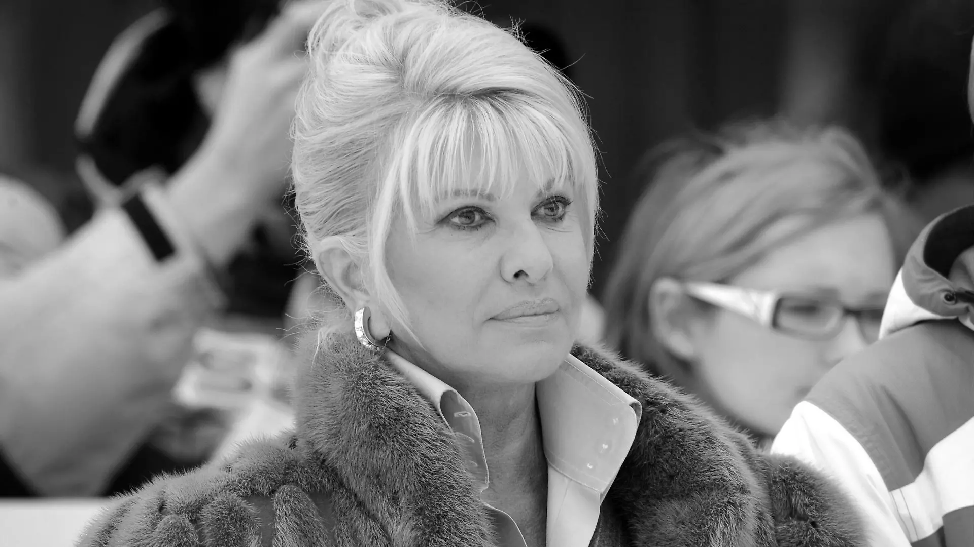26.02.2009, Tschechien, Liberec: Ivana Trump (geb. Ivana Marie Zelnikova), ehemalige Olympia-Skiläuferin aus der Tschechoslowakei, bei an der Blumenzeremonie nach dem 4x5-km-Damenstaffellauf am Donnerstag, 26. Februar 2009, bei den FIS Nordischen Skiweltmeisterschaften Liberec 2009. Die Ex-Frau des ehemaligen US-Präsidenten Trump, ist nach Angaben der Gerichtsmedizin infolge eines Unfalls gestorben. (zu dpa: «Gerichtsmedizin: Ivana Trump nach Unfall gestorben») Foto: Timo Jaakonaho/Lehtikuva/dpa +++ dpa-Bildfunk +++