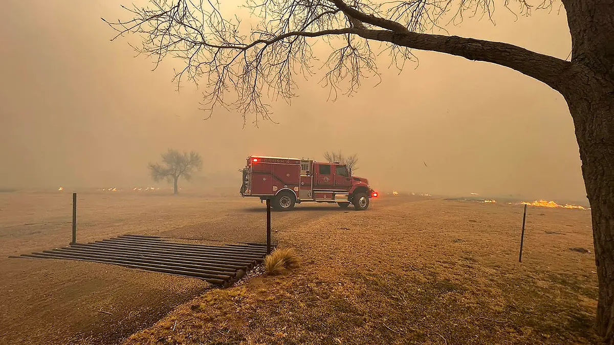 February 28, 2024, Hutchinson County, Texas, USA: A fire engine stands amid smoke rising from wildfires in Texas on Tuesday, February 27, 2024. The fast moving Smokehouse Creek fire in the Texas Panhandle has grown to 500,0000 acres and has prompted evacuation orders. The fire is the second-largest fire in Texas state history. Hutchinson County USA - ZUMA 20240228_new_z03_050 Copyright: xGreenvillexFire-Rescuex