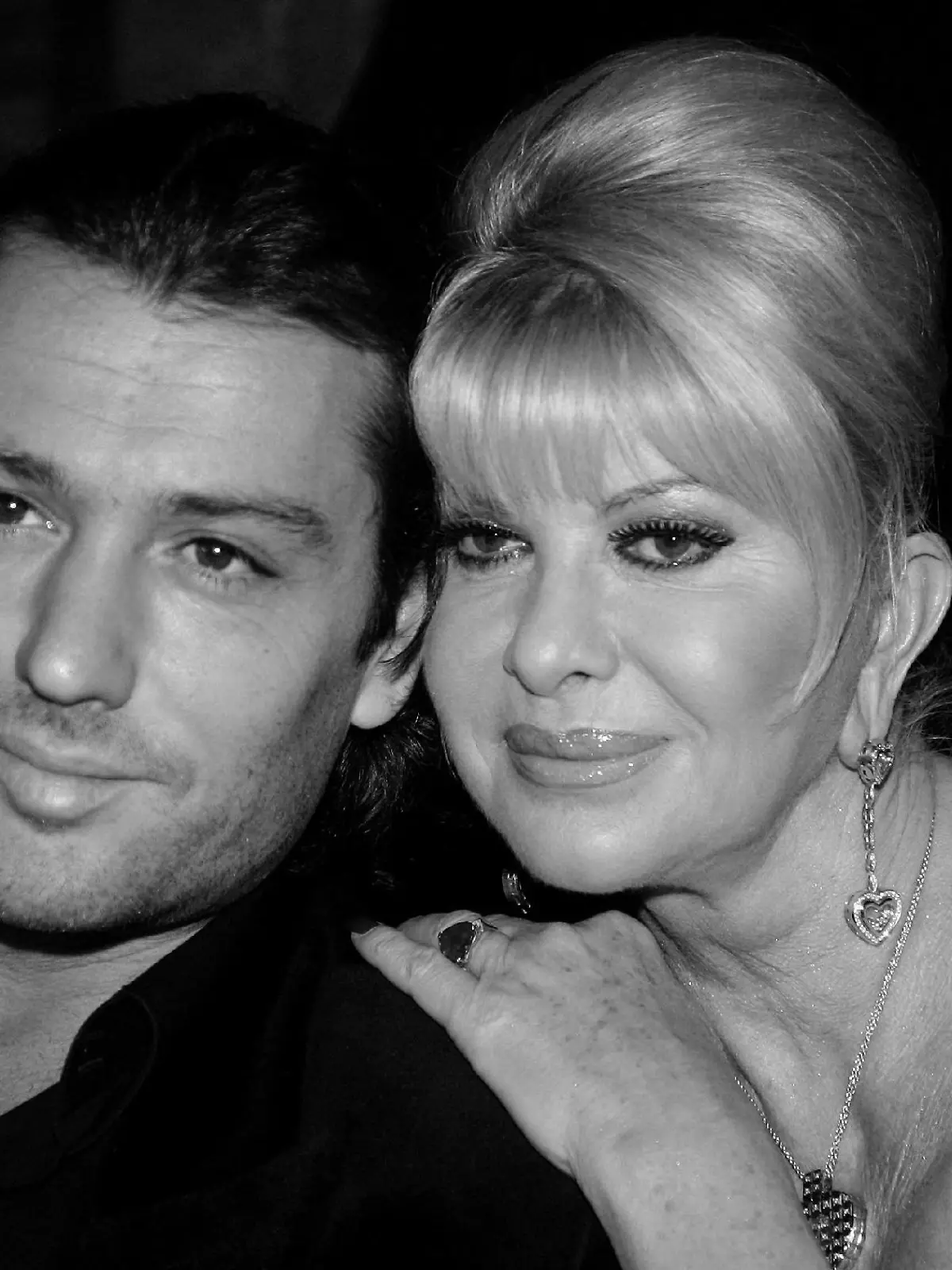 ARCHIV - Die Unternehmerin Ivana Trump und Rossano Rubicondi während der Modenschau der "Lambertz Monday"-Party in Köln (Archivfoto vom 28.01.2008). Die frühere Frau von US-Immobilienmogul Donald Trump hat sich von ihrem Ehemann Nummer vier getrennt. Wie der US-Sender FoxNews am Montag (01.12.2008) berichtete, ging die Ehe mit dem 23 Jahre jüngeren italienischen Schauspieler Rossano Rubicondi bereits vor drei Monaten auseinander. Trump hatte Rubicondi erst im April geheiratet. Sie habe die Trennung bis jetzt verheimlicht, um Rubicondis Chancen bei einem italienischen TV- Wettbewerb nicht zu gefährden, teilte Trump mit. «Rossano will in Miami leben und in Mailand arbeiten. Aber ich bin eine New Yorkerin und meine Familie, Freunde und Geschäfte sind hier.» Die beiden kannten sich seit sechs Jahren, im September 2007 hatte sich das Paar verlobt. Foto: Felix Heyder (zu dpa 0201 vom 02.12.2008) +++(c) dpa - Bildfunk+++