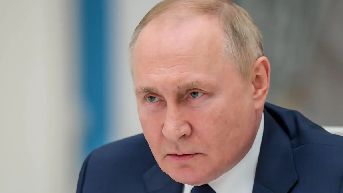  MOSCOW, RUSSIA - JULY 7, 2022: Russias President Vladimir Putin during a meeting with the leadership of the Russian State Duma and the leaders of State Duma party factions at the Moscow Kremlin. Alexei Nikolsky/POOL/TASS PUBLICATIONxINxGERxAUTxONLY TS139501