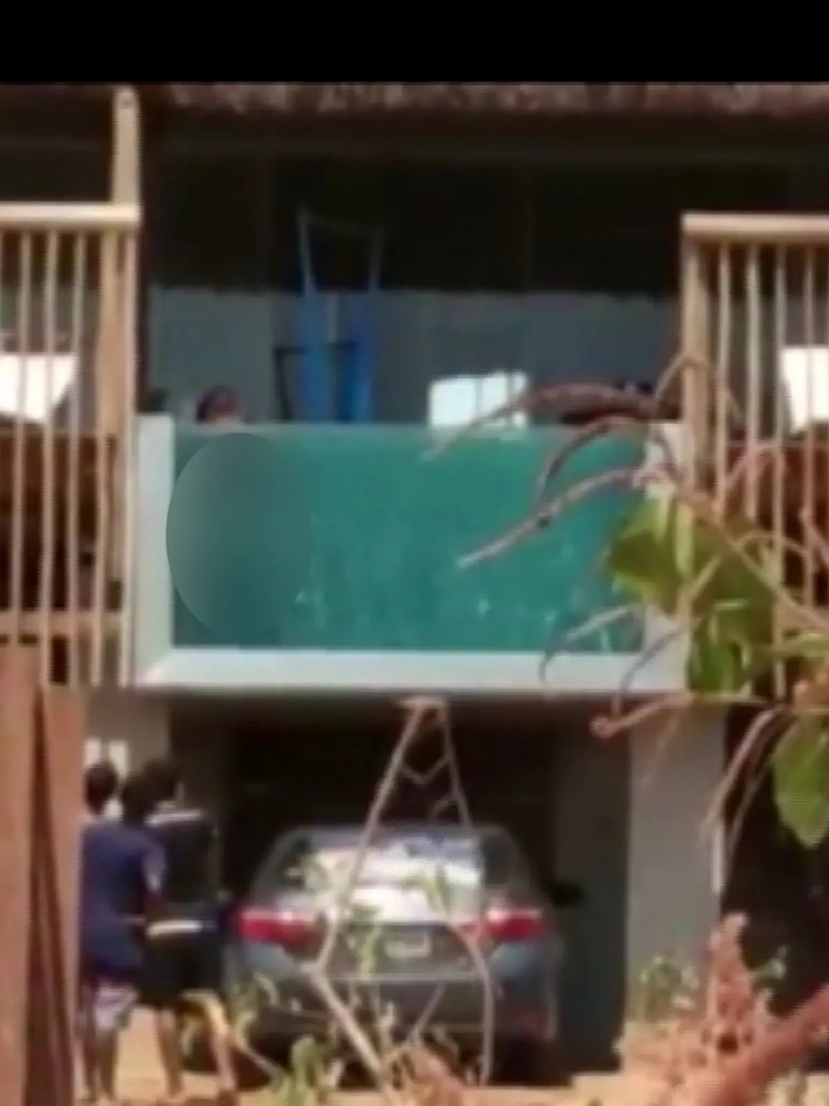 Anwohner beobachten das erregte Treiben im Hotelpool - das in Brasilien verboten ist.