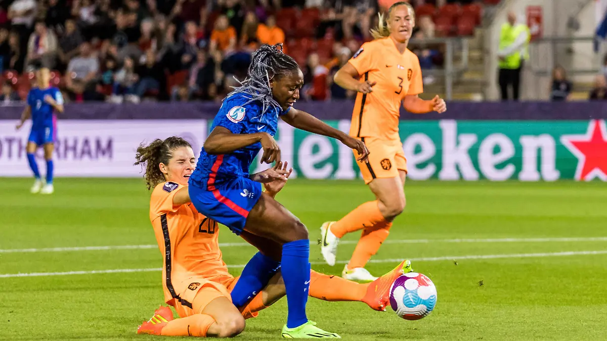 UEFA WOMENS EURO ENGLAND 2022: Frankreich - Niederlande 23.07.2022 Dominique Janssen Niederlande, 20 bremst Kadidiatou Diani Frankreich, 11 aus - Elfmeter UEFA WOMENS EURO ENGLAND 2022: Frankreich - Niederlande New York Stadium, Rotherham, 23.07.2022 *** UEFA WOMENS EURO ENGLAND 2022 France Netherlands 23 07 2022 Dominique Janssen Netherlands, 20 brakes Kadidiatou Diani France, 11 from penalty UEFA WOMENS EURO ENGLAND 2022 France Netherlands New York Stadium, Rotherham, 23 07 2022 Copyright: xBEAUTIFULxSPORTS/Wunderlx