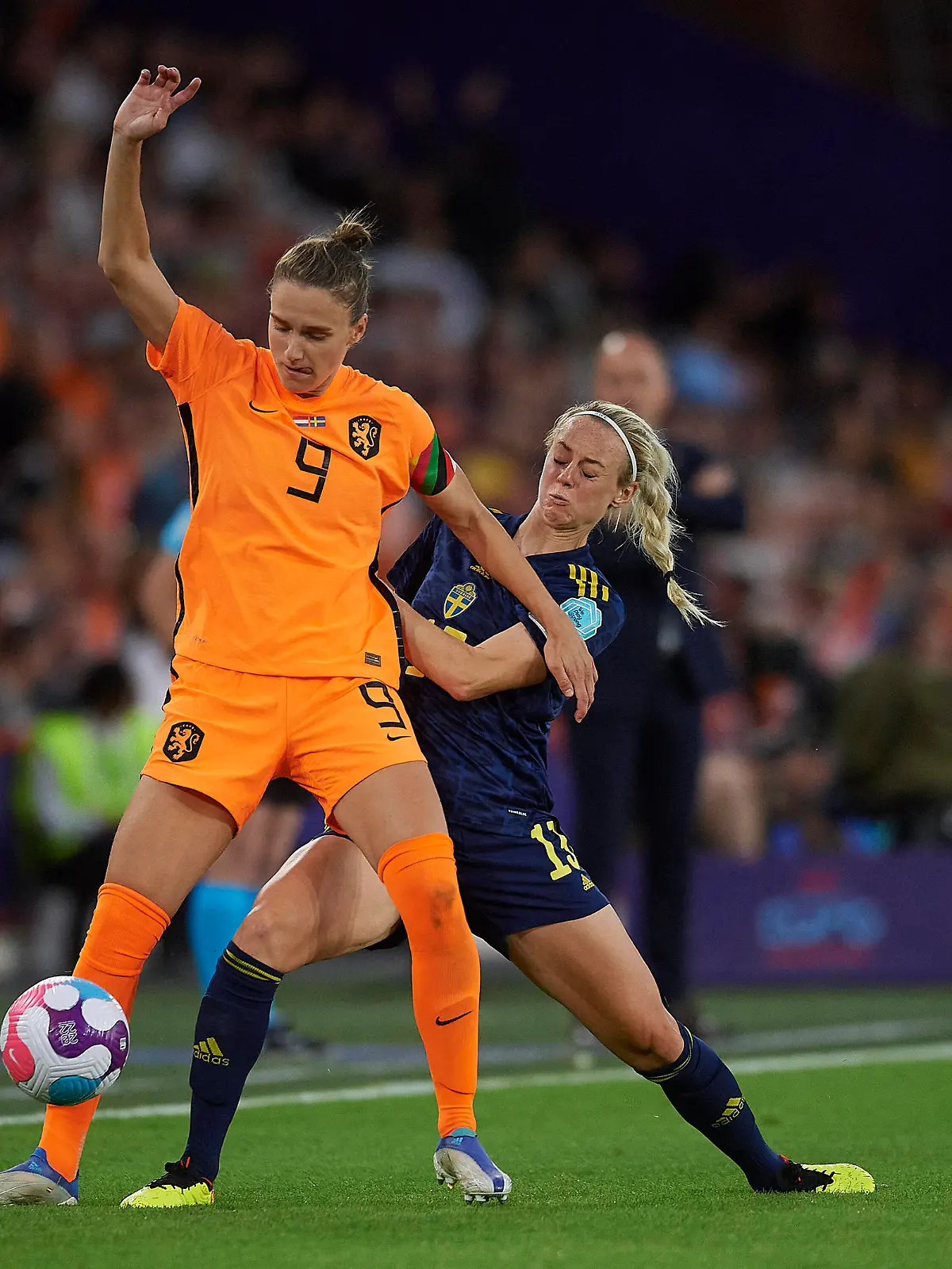  Netherlands v Sweden: Group C - UEFA Women s EURO 2022 Anna Miedema Arsenal FC of Netherlands and Amanda Ilestedt Paris Saint-Germain of Sweden competes for the ball during the UEFA Women s Euro England 2022 group C match between Netherlands and Sweden at Bramall Lane on July 9, 2022 in Sheffield, United Kingdom. Sheffield England PUBLICATIONxNOTxINxFRA Copyright: xJosexBretonx originalFilename:breton-netherla220709_npJT2.jpg