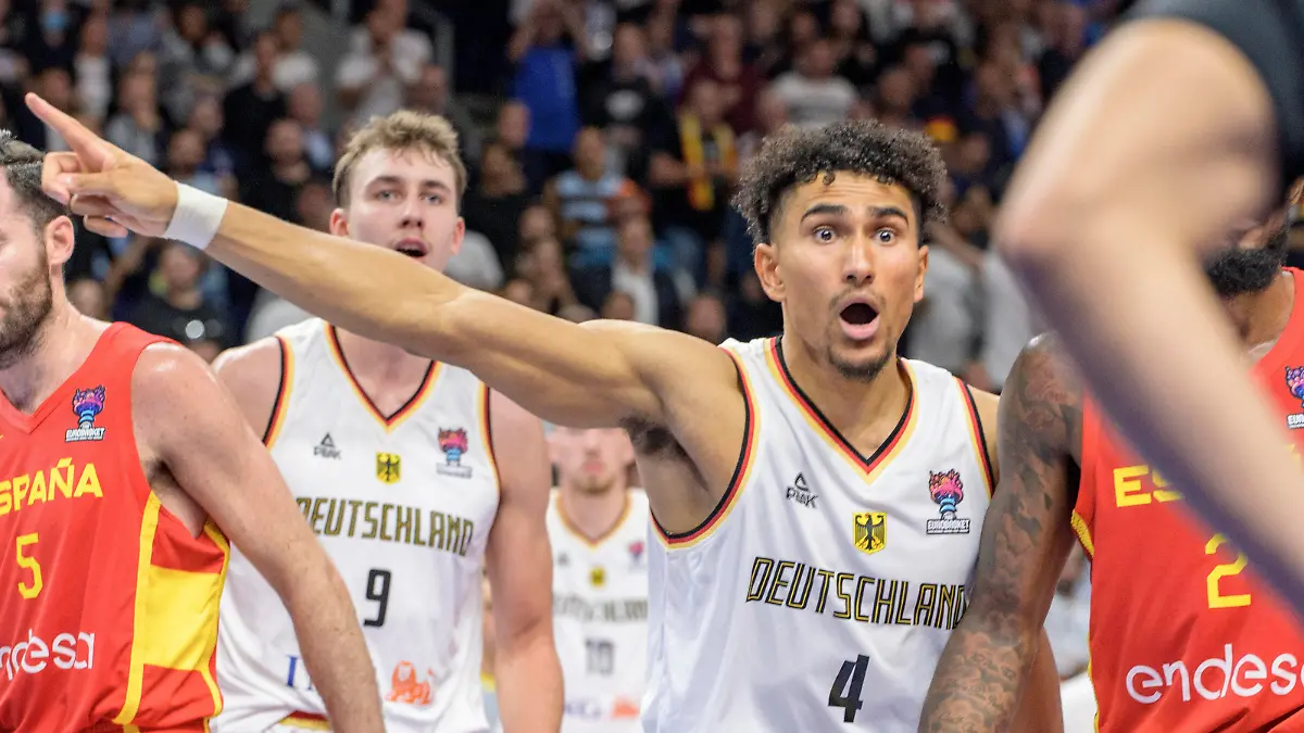 v.l. Franz Wagner  Team Deutschland, 09, Maodo Lo  Team Deutschland, 04, Zweikampf, Action, Kampf, verliert, traurig, deprimiert, sauer, Deutschland vs Spanien, GER, FIBA Eurobasket, Halb - Finalspiel, BBL, Basketball - Maenner, Saison 2022, 16.09.2022, GER, FIBA Eurobasket, Deutschland vs Spanien, Halb - Finalspiel, BBL, Basketball - Maenner, Saison 2022, 16.09.2022, Berlin *** v l Franz Wagner Team Germany, 09 , Maodo Lo Team Germany, 04 , duel, action, fight, loses, sad, depressed, pissed off, Germany vs Spain, GER, FIBA Eurobasket, semifinal game, BBL, Basketball Maenner, Saison 2022, 16 09 2022, GER, FIBA Eurobasket, Germany vs Spain, semifinal game, BBL, Basketball Maenner, Saison 2022, 16 09 2022, Berlin Copyright: xEibner-Pressefoto/UwexKochx EP_UKH 