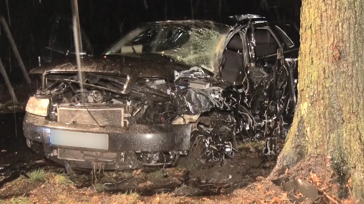 16.09.2022, Niedersachsen, Bippen: Das zerknautsche Wrack steht noch neben einem Baum. Ein 31 Jahre alter Autofahrer ist im Landkreis Osnabrück mit seinem Wagen gegen einen Baum gefahren und dabei ums Leben gekommen. Ein Passant habe am Freitagabend beobachtet, wie das Auto in Bippen in einer Linkskurve von der Fahrbahn abkam. Foto: Ulf Zurlutter/Nord-West-Media/dpa +++ dpa-Bildfunk +++