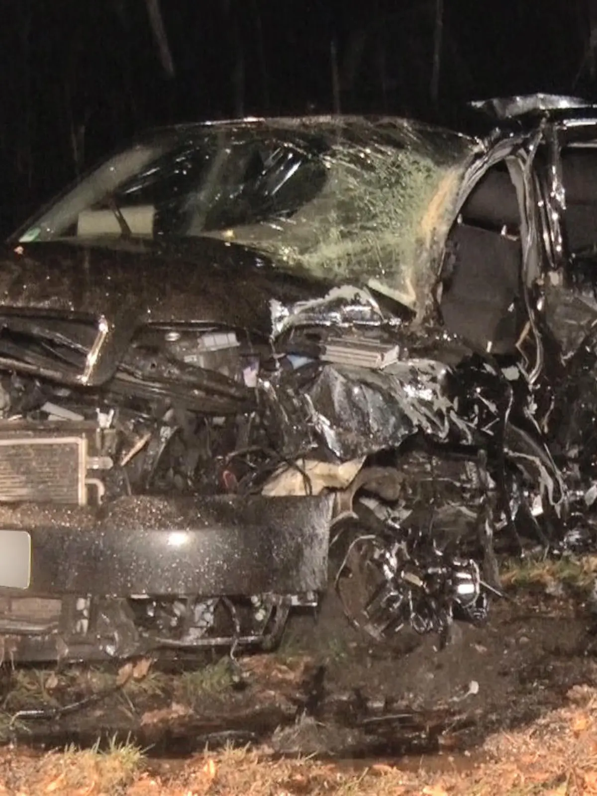 16.09.2022, Niedersachsen, Bippen: Das zerknautsche Wrack steht noch neben einem Baum. Ein 31 Jahre alter Autofahrer ist im Landkreis Osnabrück mit seinem Wagen gegen einen Baum gefahren und dabei ums Leben gekommen. Ein Passant habe am Freitagabend beobachtet, wie das Auto in Bippen in einer Linkskurve von der Fahrbahn abkam. Foto: Ulf Zurlutter/Nord-West-Media/dpa +++ dpa-Bildfunk +++