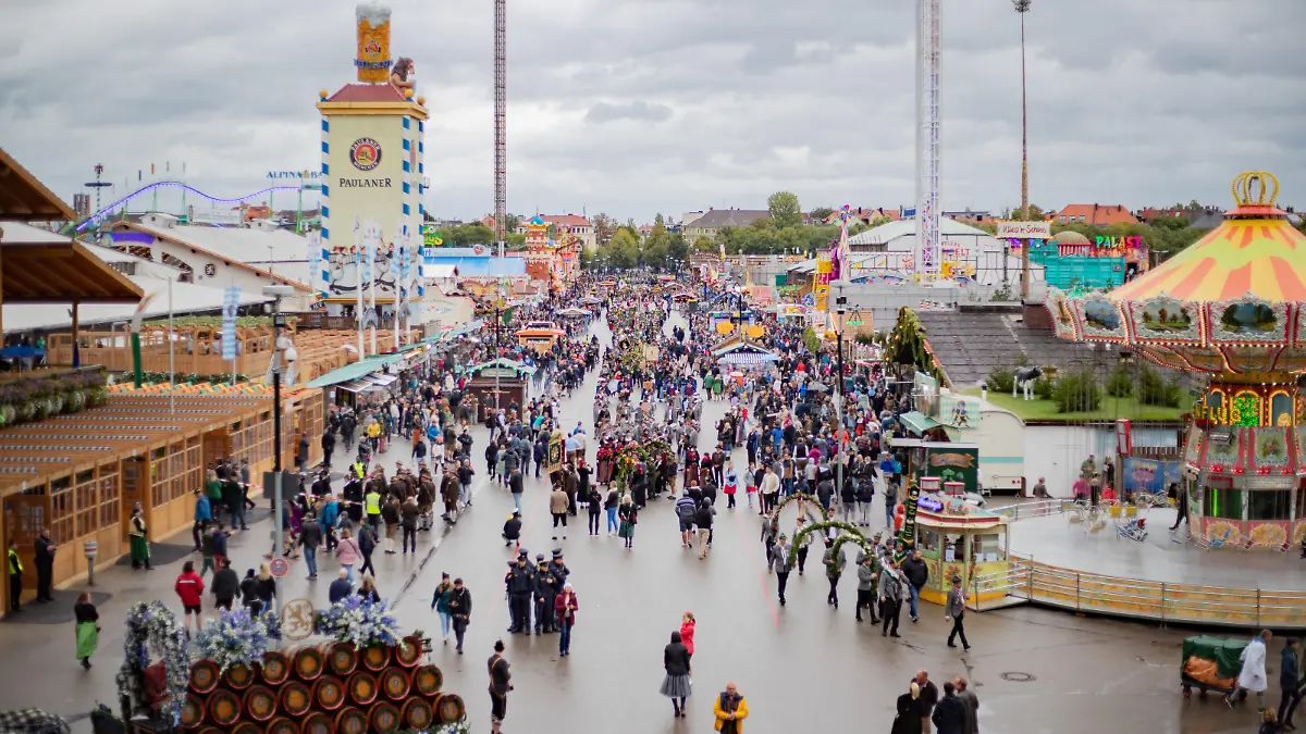 Schlechte Stimmung herrscht am 18.9.2022 auf dem Oktoberfest in München. Bei kaltem Temperaturen und anhaltendem Nieselregen konnte auf der Wiesn noch keine Stimmung entstehen. -- A bad atmosphere prevails on September 18, 2022 at the Oktoberfest in Munich, Germany. Cold temperatures and persistent drizzle could not yet create an Oktoberfest atmosphere at the Wiesn.