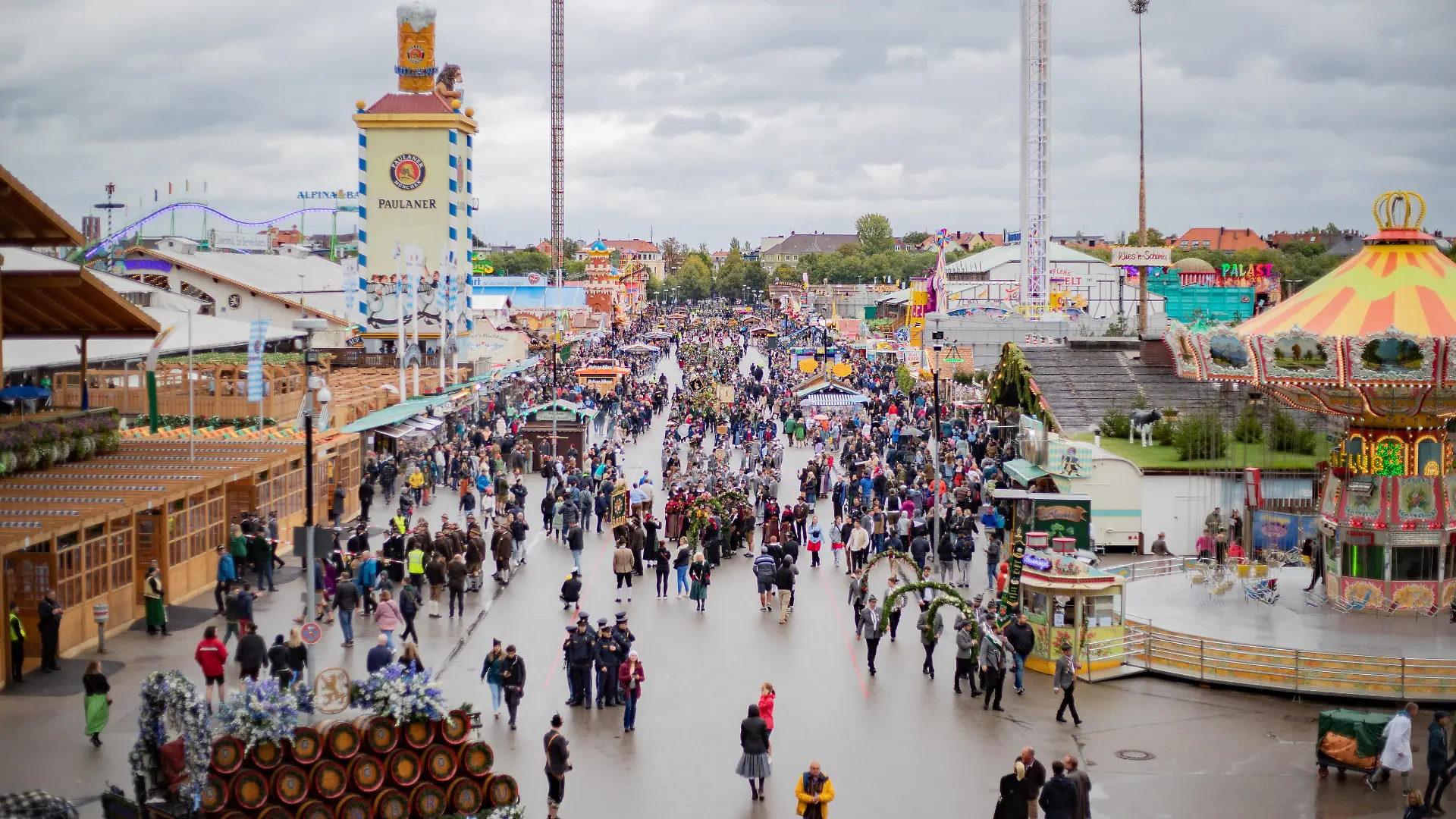 Schlechte Stimmung herrscht am 18.9.2022 auf dem Oktoberfest in München. Bei kaltem Temperaturen und anhaltendem Nieselregen konnte auf der Wiesn noch keine Stimmung entstehen. -- A bad atmosphere prevails on September 18, 2022 at the Oktoberfest in Munich, Germany. Cold temperatures and persistent drizzle could not yet create an Oktoberfest atmosphere at the Wiesn.