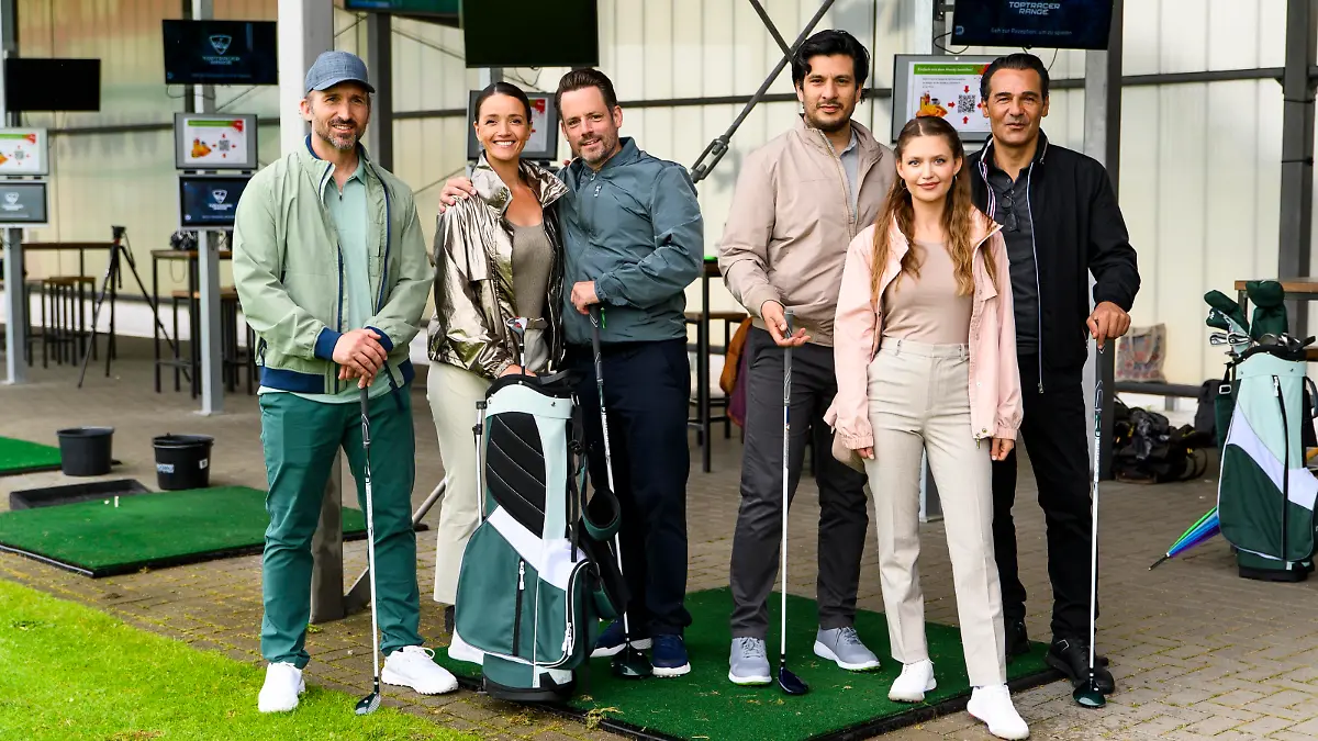 Gruppenfoto (v.l.): Ruud van de Meer (Jürgen Fischer), Jenny Steinkamp (Kaja Schmidt-Tychsen), Justus Albrecht (Matthias Brüggenolte), Maximilian von Altenburg (Francisco Medina), Nathalie von Altenburg (Amrei Haardt), Frank Giese (Erol Sander)
Die Verwendung des sendungsbezogenen Materials ist nur mit dem Hinweis und Verlinkung auf RTL+ gestattet.