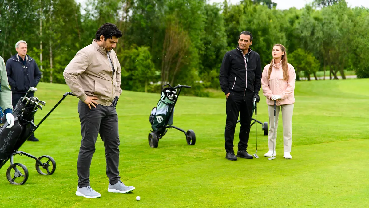 Maximilian (Francisco Medina, l.) versucht trotz Nathalies (Amrei Haardt) und Gieses (Erol Sander) Provokationen beim Golf-Turnier die Nerven zu behalten.
Die Verwendung des sendungsbezogenen Materials ist nur mit dem Hinweis und Verlinkung auf RTL+ gestattet.