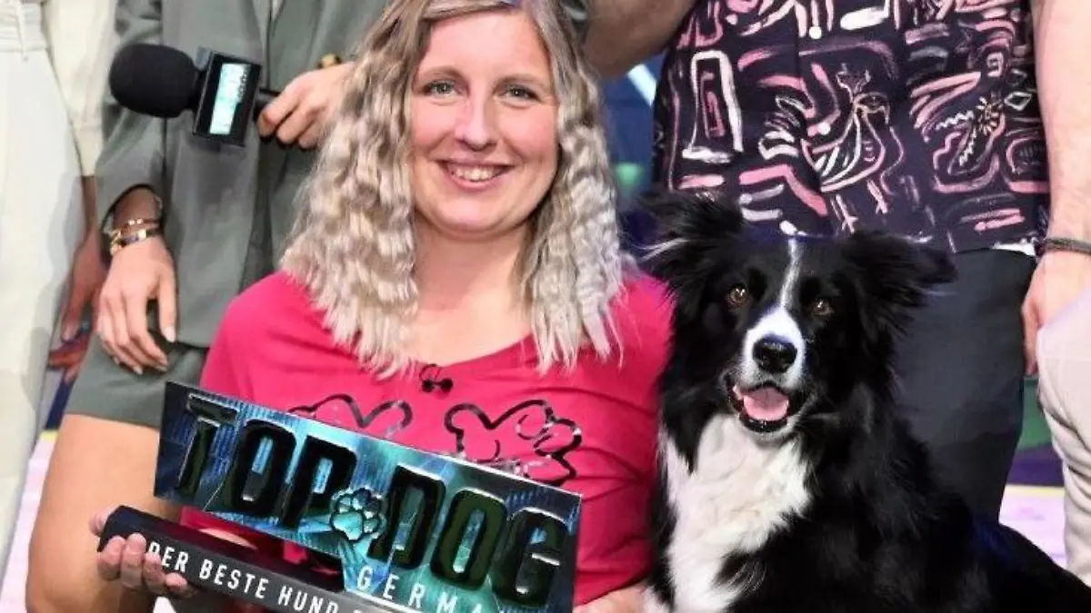 Die Sieger: Melanie Fydrich und ihr Border Collie Trouble gewinnen 25.000 . Die Moderatoren Frank Buschmann (r.), Laura Wontorra (M.) und Jan Köppen sowie Dr. Tanja Pollmüller Doc Polly und Hundesportexperte und Schiedsrichter Jan Dießner (l.) gratulieren.

Die Verwendung des sendungsbezogenen Materials ist nur mit dem Hinweis und Verlinkung auf RTL+ gestattet.
