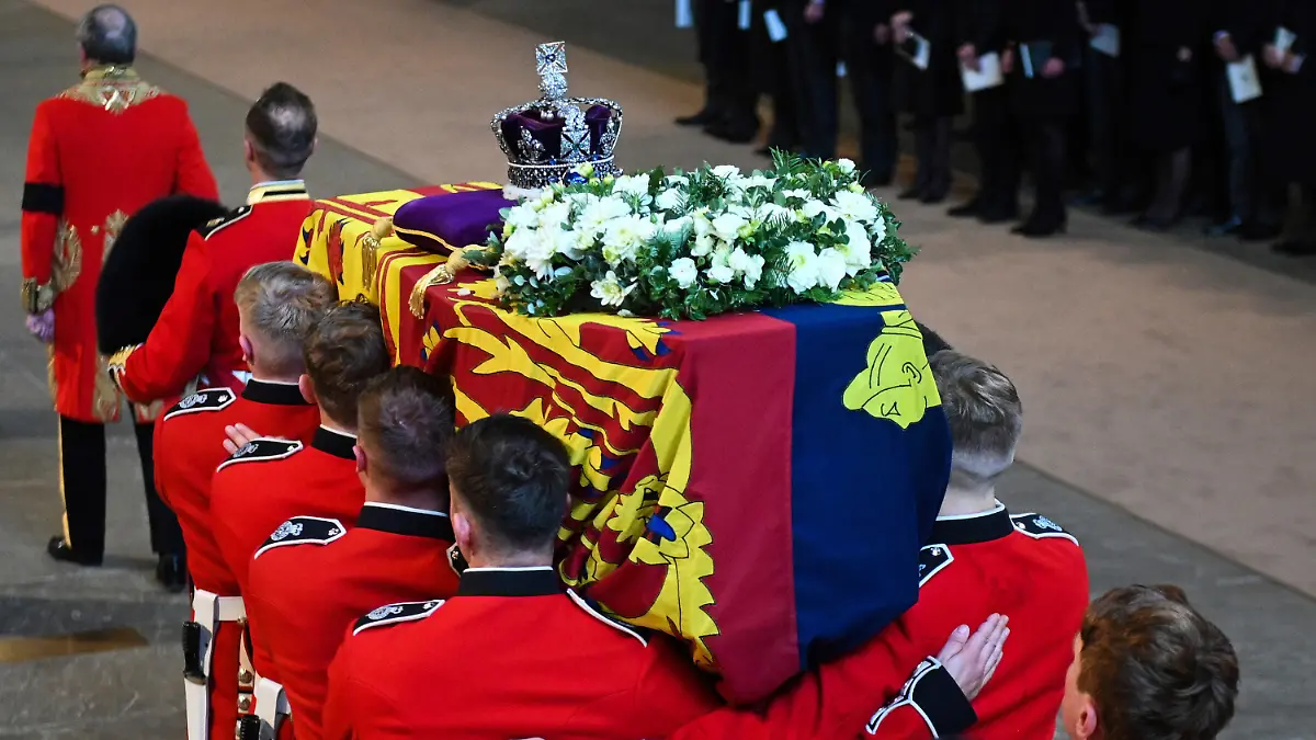 14.09.2022, Großbritannien, London: Sargträger der Queen's Company, 1st Battalion Grenadier Guards, tragen den Sarg von Königin Elizabeth II. in die Westminster Hall im Palace of Westminster. Die Königin wird vier Tage lang in der Westminster Hall aufgebahrt, bevor sie am 19.09.2022 beigesetzt wird. Foto: Oli Scarff/Pool AFP/AP/dpa +++ dpa-Bildfunk +++