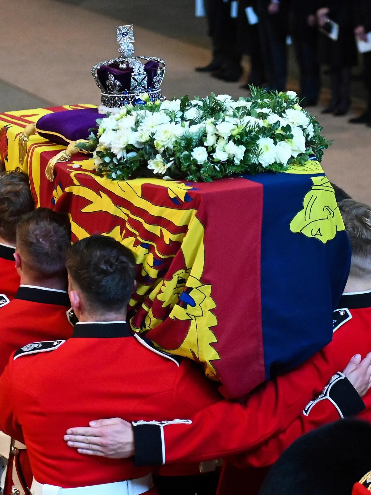 14.09.2022, Großbritannien, London: Sargträger der Queen's Company, 1st Battalion Grenadier Guards, tragen den Sarg von Königin Elizabeth II. in die Westminster Hall im Palace of Westminster. Die Königin wird vier Tage lang in der Westminster Hall aufgebahrt, bevor sie am 19.09.2022 beigesetzt wird. Foto: Oli Scarff/Pool AFP/AP/dpa +++ dpa-Bildfunk +++