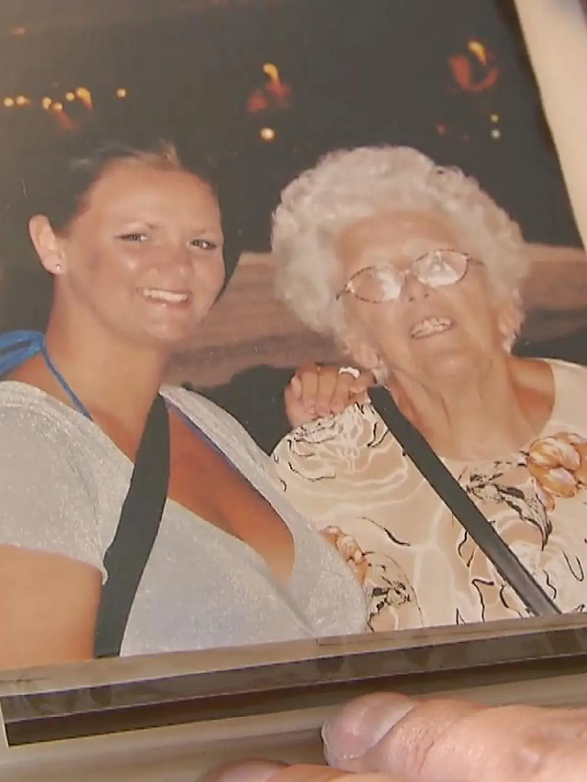 Katharina Eßer war ziemlich überrascht, als die Familie den Anruf des Anwalts erhielt. „Sie haben gewonnen!“ In diesem Fall kann man das wortwörtlich nehmen, ein echter Jackpot. Denn Katharinas Oma Sophia hat vor 60 Jahren 800 D-Mark Mietkaution für Wohnung eingezahlt, jetzt hat das Kölner Amtsgericht entschieden: Der Vermieter muss nicht nur die Kaution, sondern auch die Wertsteigerung an die Erben herausgeben. Aus den 800 D-Mark sind inzwischen 115.000 Euro geworden. Wie es dazu kommen konnte, zeigen wir im Video.