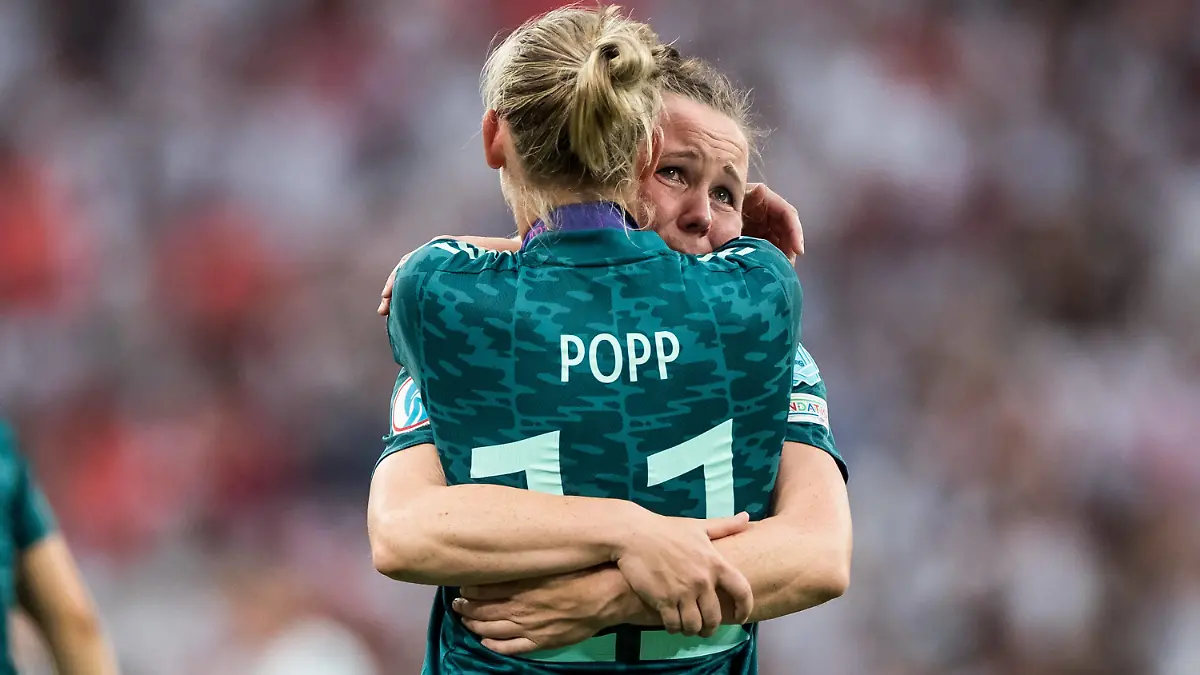 UEFA WOMENS EURO ENGLAND 2022: Finale England - Deutschland 31.07.2022 Alexandra Popp Deutschland, 11 umarmt die weinende Marina Hegering Deutschland, 5 UEFA WOMENS EURO ENGLAND 2022: Finale England - Deutschland Wembley Stadium, London, 31.07.2022 *** UEFA WOMENS EURO ENGLAND 2022 Final England Germany 31 07 2022 Alexandra Popp Germany, 11 hugs crying Marina Hegering Germany, 5 UEFA WOMENS EURO ENGLAND 2022 Final England Germany Wembley Stadium, London, 31 07 2022 Copyright: xBEAUTIFULxSPORTS/Wunderlx