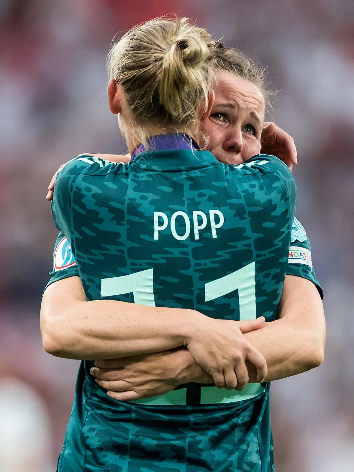 UEFA WOMENS EURO ENGLAND 2022: Finale England - Deutschland 31.07.2022 Alexandra Popp Deutschland, 11 umarmt die weinende Marina Hegering Deutschland, 5 UEFA WOMENS EURO ENGLAND 2022: Finale England - Deutschland Wembley Stadium, London, 31.07.2022 *** UEFA WOMENS EURO ENGLAND 2022 Final England Germany 31 07 2022 Alexandra Popp Germany, 11 hugs crying Marina Hegering Germany, 5 UEFA WOMENS EURO ENGLAND 2022 Final England Germany Wembley Stadium, London, 31 07 2022 Copyright: xBEAUTIFULxSPORTS/Wunderlx 