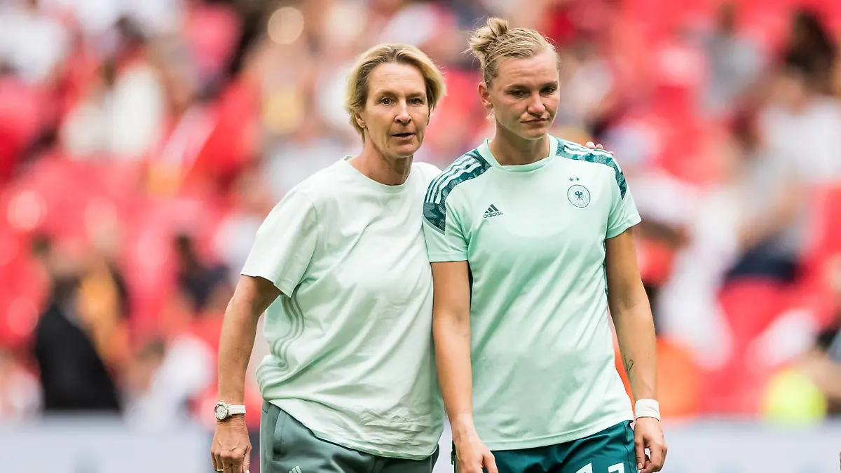  UEFA WOMENS EURO ENGLAND 2022: Finale England - Deutschland 31.07.2022 Martina Voss-Tecklenburg Trainerin Deutschland umarmt Alexandra Popp Deutschland, 11 UEFA WOMENS EURO ENGLAND 2022: Finale England - Deutschland Wembley Stadium, London, 31.07.2022 *** UEFA WOMENS EURO ENGLAND 2022 final England Germany 31 07 2022 Martina Voss Tecklenburg coach Germany hugs Alexandra Popp Germany, 11 UEFA WOMENS EURO ENGLAND 2022 final England Germany Wembley Stadium, London, 31 07 2022 Copyright: xBEAUTIFULxSPORTS/Wunderlx