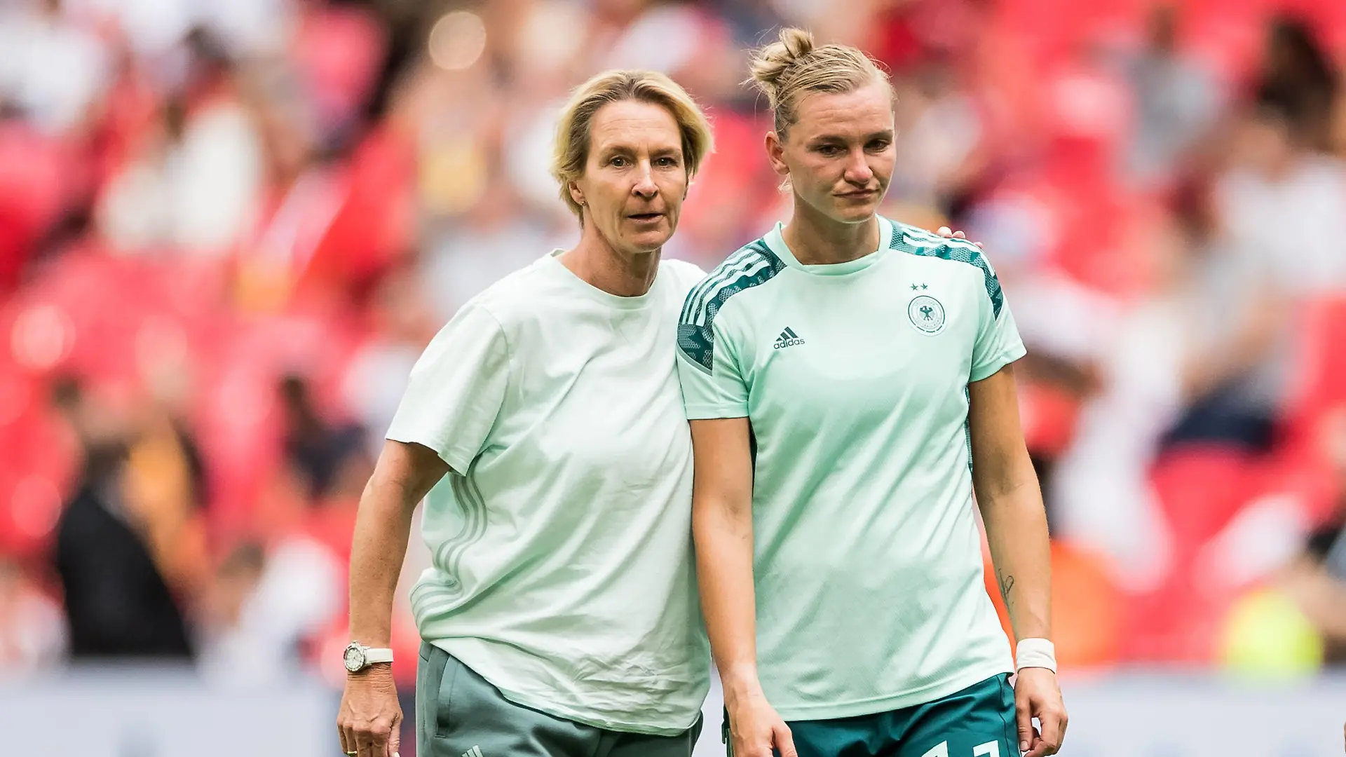 UEFA WOMENS EURO ENGLAND 2022: Finale England - Deutschland 31.07.2022 Martina Voss-Tecklenburg Trainerin Deutschland umarmt Alexandra Popp Deutschland, 11 UEFA WOMENS EURO ENGLAND 2022: Finale England - Deutschland Wembley Stadium, London, 31.07.2022 *** UEFA WOMENS EURO ENGLAND 2022 final England Germany 31 07 2022 Martina Voss Tecklenburg coach Germany hugs Alexandra Popp Germany, 11 UEFA WOMENS EURO ENGLAND 2022 final England Germany Wembley Stadium, London, 31 07 2022 Copyright: xBEAUTIFULxSPORTS/Wunderlx