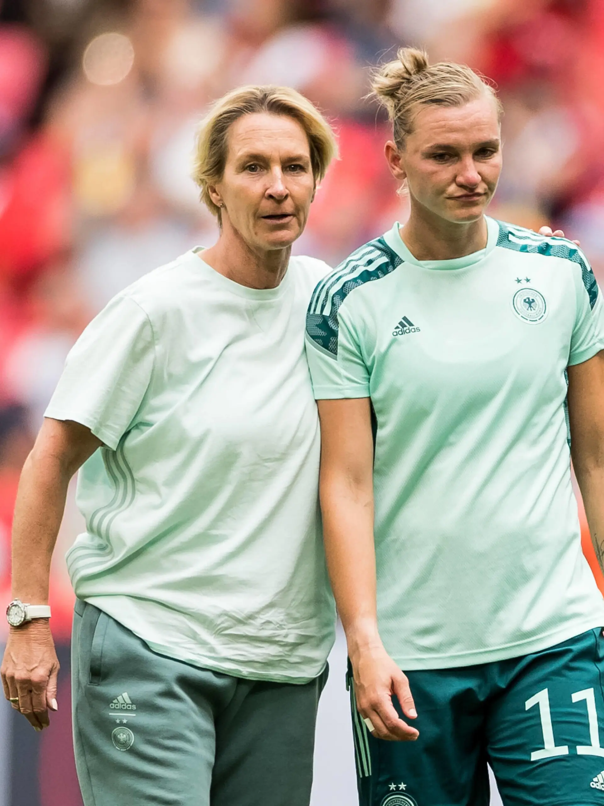 UEFA WOMENS EURO ENGLAND 2022: Finale England - Deutschland 31.07.2022 Martina Voss-Tecklenburg Trainerin Deutschland umarmt Alexandra Popp Deutschland, 11 UEFA WOMENS EURO ENGLAND 2022: Finale England - Deutschland Wembley Stadium, London, 31.07.2022 *** UEFA WOMENS EURO ENGLAND 2022 final England Germany 31 07 2022 Martina Voss Tecklenburg coach Germany hugs Alexandra Popp Germany, 11 UEFA WOMENS EURO ENGLAND 2022 final England Germany Wembley Stadium, London, 31 07 2022 Copyright: xBEAUTIFULxSPORTS/Wunderlx