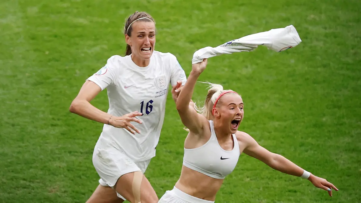 Soccer Football - Women's Euro 2022 - Final - England v Germany - Wembley Stadium, London, Britain - July 31, 2022 England's Chloe Kelly celebrates scoring their second goal REUTERS/Peter Cziborra