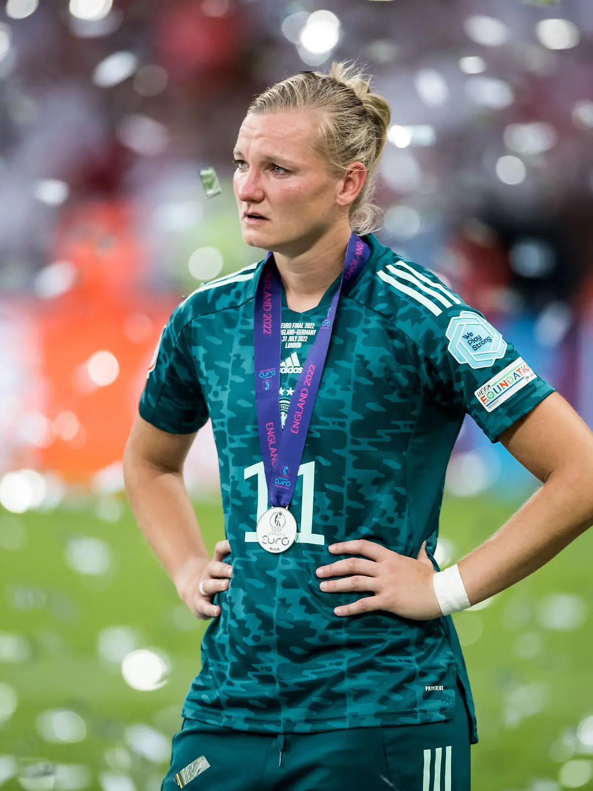 UEFA WOMENS EURO ENGLAND 2022: Finale England - Deutschland 31.07.2022 Alexandra Popp Deutschland, 11 niedergeschlagen im Konfettiregen der Siegerehrung UEFA WOMENS EURO ENGLAND 2022: Finale England - Deutschland Wembley Stadium, London, 31.07.2022 *** UEFA WOMENS EURO ENGLAND 2022 Final England Germany 31 07 2022 Alexandra Popp Germany, 11 dejected in the shower of confetti at the award ceremony UEFA WOMENS EURO ENGLAND 2022 Final England Germany Wembley Stadium, London, 31 07 2022 Copyright: xBEAUTIFULxSPORTS/Wunderlx 