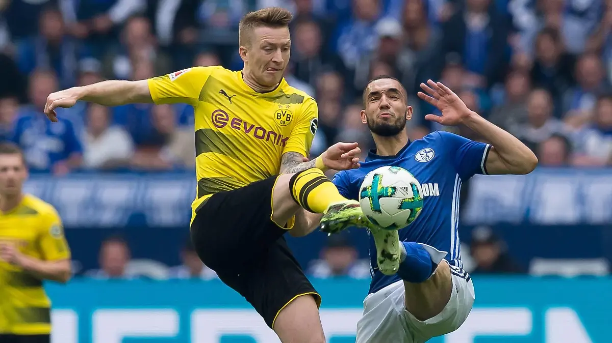 Bilder des Tages - SPORT Gelsenkirchen, Germany 15.04.2017, 1. Bundesliga 30. Spieltag, FC Schalke 04 - BV Borussia Dortmund, Marco Reus (BVB) und Nabil Bentaleb (S04) im zweikampf ( DeFodi001 *** Gelsenkirchen Germany 15 04 2017 1 Bundesliga 30 Matchday FC Schalke 04 BV Borussia Dortmund Marco Reus BVB and Nabil Bentaleb S04 in the fight DeFodi001  