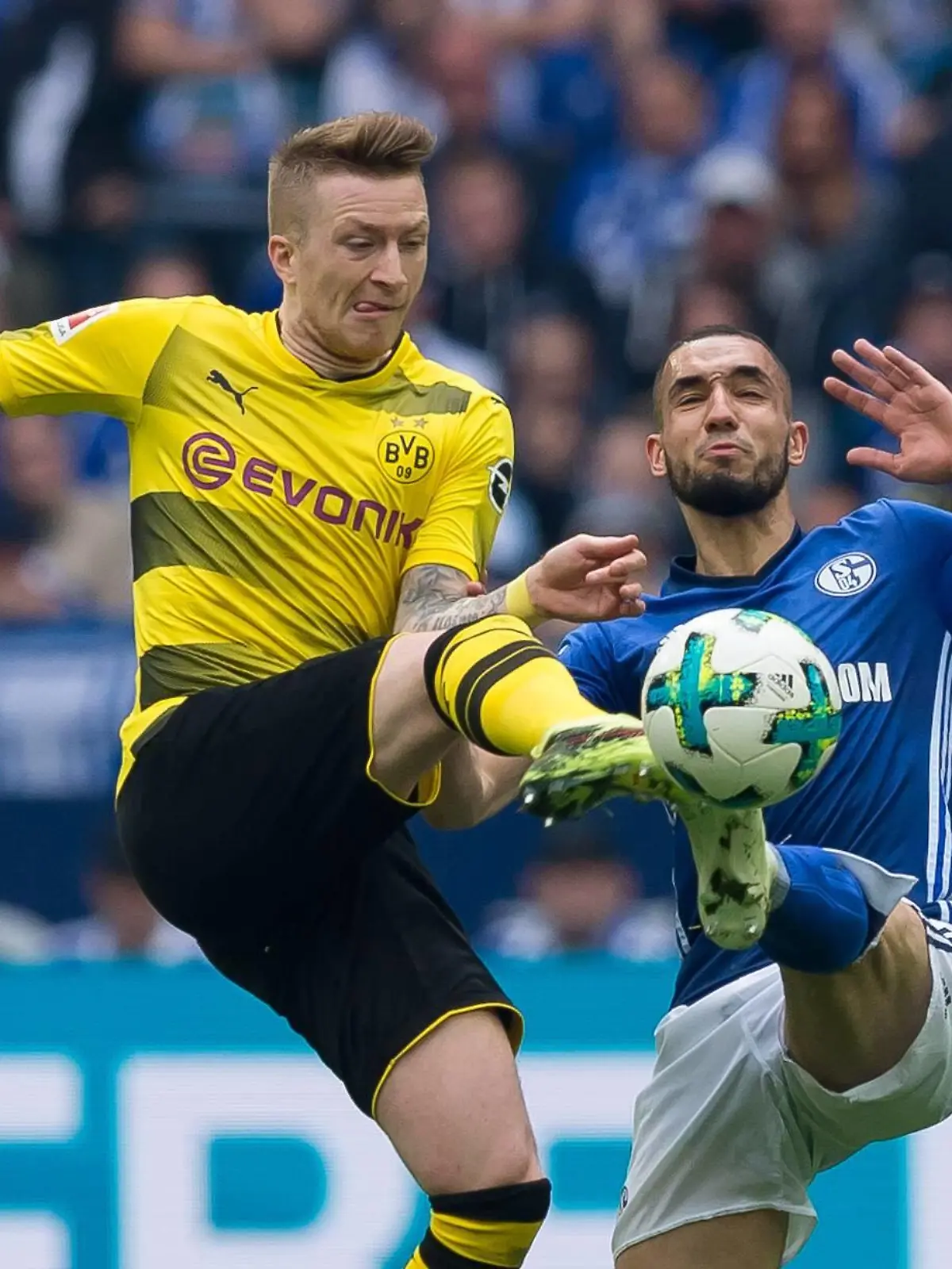 Bilder des Tages - SPORT Gelsenkirchen, Germany 15.04.2017, 1. Bundesliga 30. Spieltag, FC Schalke 04 - BV Borussia Dortmund, Marco Reus (BVB) und Nabil Bentaleb (S04) im zweikampf ( DeFodi001 *** Gelsenkirchen Germany 15 04 2017 1 Bundesliga 30 Matchday FC Schalke 04 BV Borussia Dortmund Marco Reus BVB and Nabil Bentaleb S04 in the fight DeFodi001  
