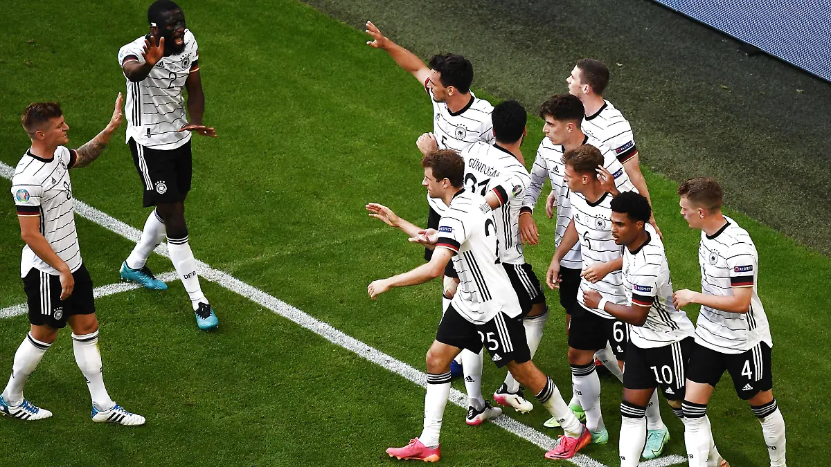 19.06.2021, xjhx, Fussball Europameisterschaft 2020 Gruppe F, Deutschland - Portugal emspor, v.l. Torjubel nach dem Tor zum celebrating the goal celebrate 2:1 Eigentor von Raphael Guerreiro Portugal mit Kai Havertz Deutsche Fussball Nationalmannschaft DFB Serge Gnabry Deutsche Fussball Nationalmannschaft DFB Mats Hummels Deutsche Fussball Nationalmannschaft DFB Matthias Ginter Deutsche Fussball Nationalmannschaft DFB Thomas Mueller Müller Deutsche Fussball Nationalmannschaft DFB Muenchen *** 19 06 2021, xjhx, european football championship 2020 group F, germany portugal emspor, v l goal celebration after goal celebrating the goal celebrate 2 1 own goal by Raphael Guerreiro Portugal with Kai Havertz German national football team DFB Serge Gnabry German national football team DFB Mats Hummels German national football team DFB Matthias Ginter German national football team DFB Thomas Mueller Müller German national football team DFB Muenchen 