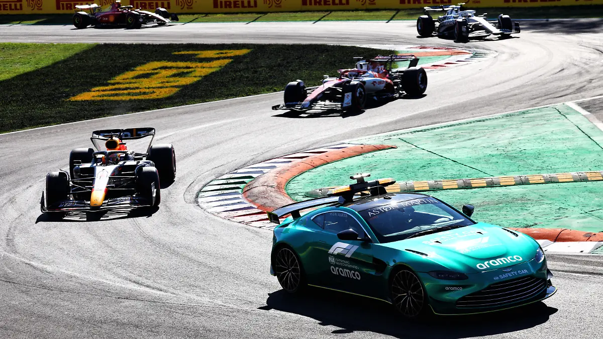 Max Verstappen (NLD) Red Bull Racing RB18 leads behind the Aston Martin FIA Safety Car.
11.09.2022. Formula 1 World Championship, Rd 16, Italian Grand Prix, Monza, Italy, Race Day.
- www.xpbimages.com, EMail: requests@xpbimages.com © Copyright: Batchelor / XPB Images / action press
