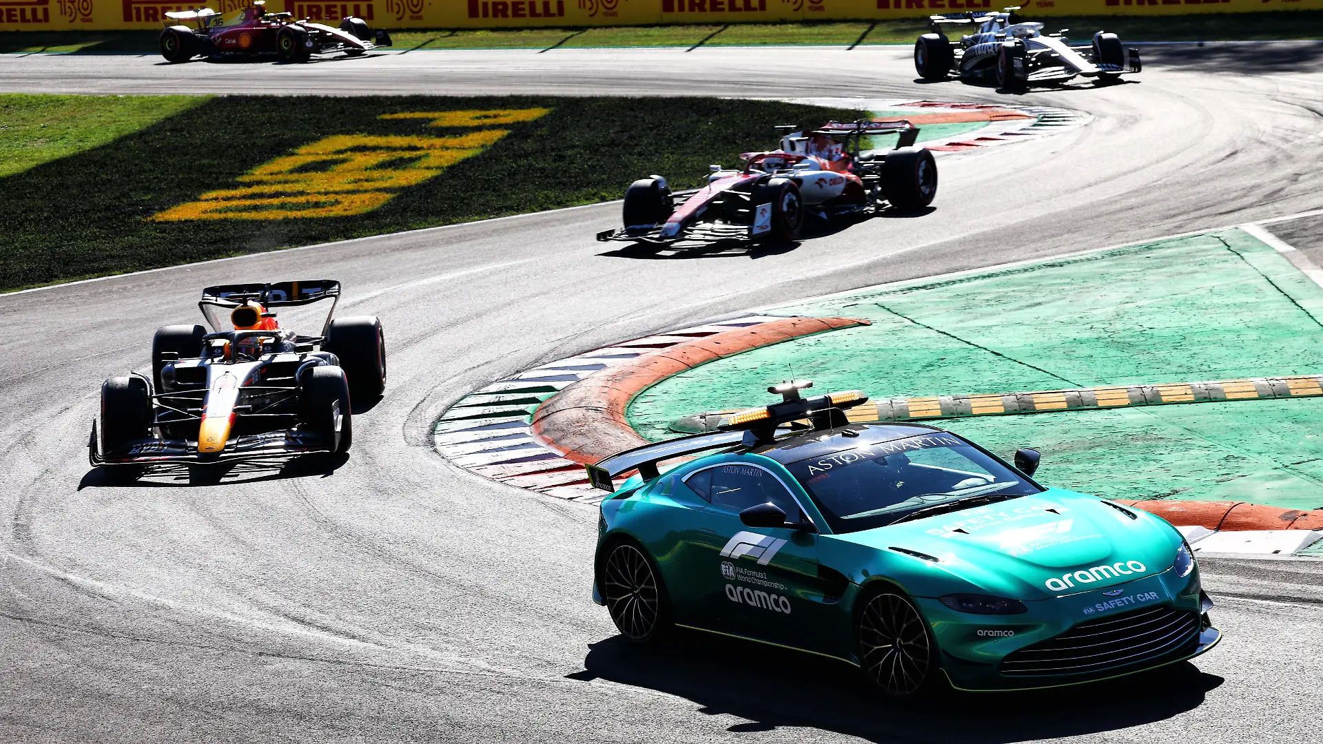 Max Verstappen (NLD) Red Bull Racing RB18 leads behind the Aston Martin FIA Safety Car.
11.09.2022. Formula 1 World Championship, Rd 16, Italian Grand Prix, Monza, Italy, Race Day.
- www.xpbimages.com, EMail: requests@xpbimages.com © Copyright: Batchelor / XPB Images / action press