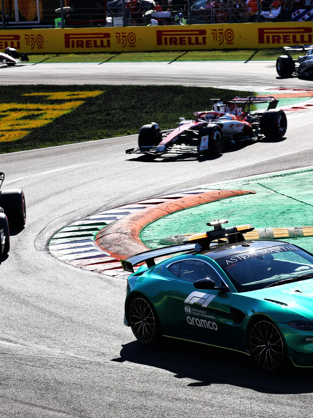 Max Verstappen (NLD) Red Bull Racing RB18 leads behind the Aston Martin FIA Safety Car.
11.09.2022. Formula 1 World Championship, Rd 16, Italian Grand Prix, Monza, Italy, Race Day.
- www.xpbimages.com, EMail: requests@xpbimages.com © Copyright: Batchelor / XPB Images / action press