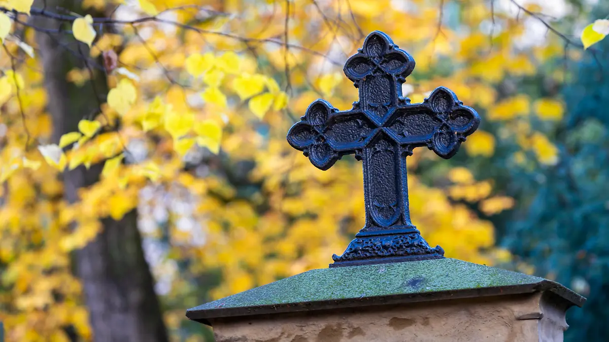  DEU, Deutschland, Baden-Württemberg, Stuttgart, 09.11.2019: Hoppenlau-Friedhof im Herbst. Er ist der älteste noch erhaltene Friedhof in Stuttgart. *** DEU, Germany, Baden Württemberg, Stuttgart, 09 11 2019 Hoppenlau cemetery in autumn It is the oldest still preserved cemetery in Stuttgart
