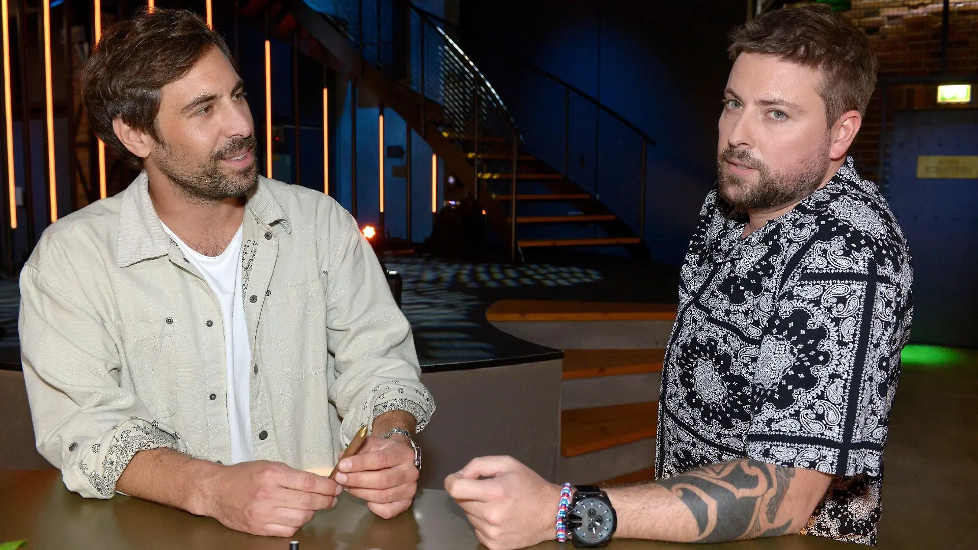 John (Felix von Jascheroff, r.) hat keinen Erfolg, als er Max Giesinger engagieren möchte.
Die Verwendung des sendungsbezogenen Materials ist nur mit dem Hinweis und Verlinkung auf RTL+ gestattet.