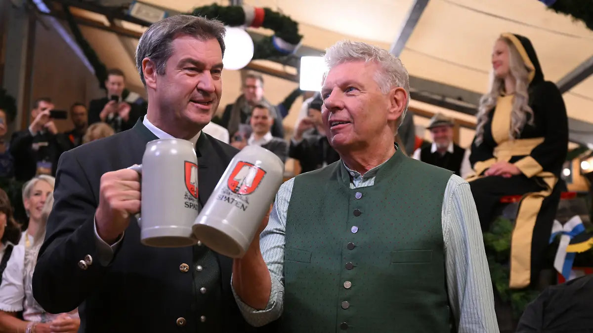 17.09.2022, Bayern, München: Start des 187. Münchner Oktoberfests auf der Theresienwiese, Fassanstich im Schottenhamel-Zelt: Dieter Reiter (r, SPD), Oberbürgermeister von München, und Markus Soeder (CSU), Ministerpräsident von Bayern, nach dem erfolgreichen Fassanstich. Foto: Sven Hoppe/dpa +++ dpa-Bildfunk +++