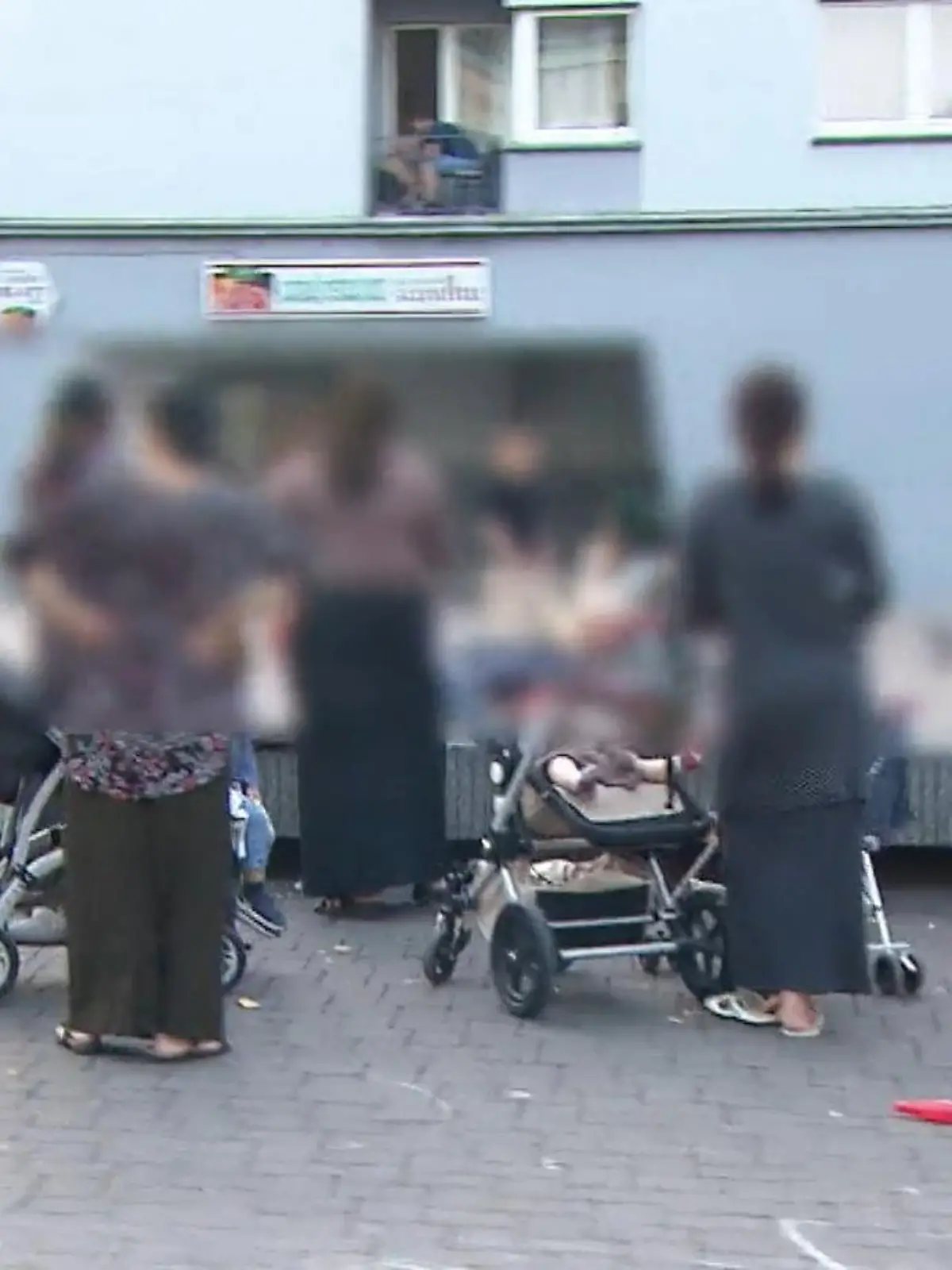 Der Europäische Gerichtshof in Luxemburg stellt in einem Urteil klar, dass künftig arbeitslose EU-Ausländer bereits in den ersten drei Monaten Anrecht auf Kindergeld haben, wenn sie Deutschland als Lebensmittelpunkt angeben. Bisher war die Auszahlung an einen Einkommensnachweis geknüpft. Politiker warnen nun vor "Kindergeld-Tourismus".