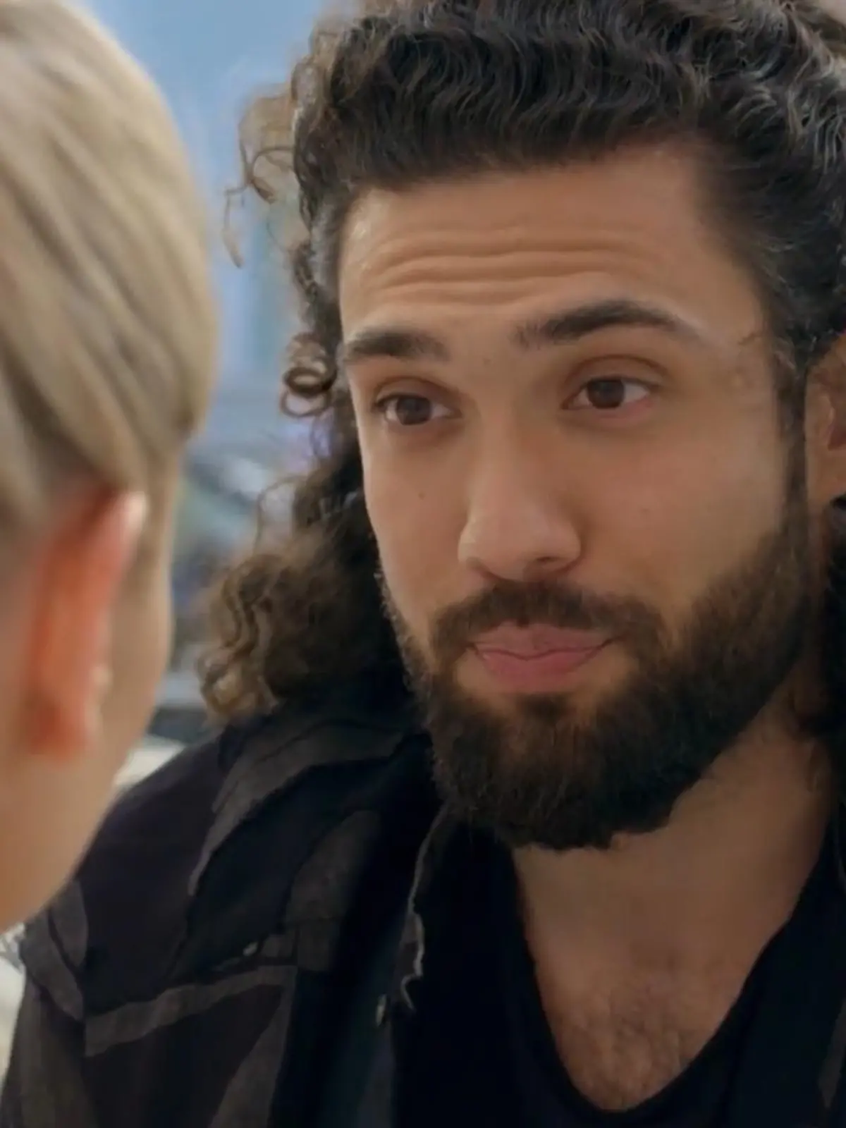 Noah ( Zeyin Aly) geht vor Sunny (Valentina Pahde) auf die Knie