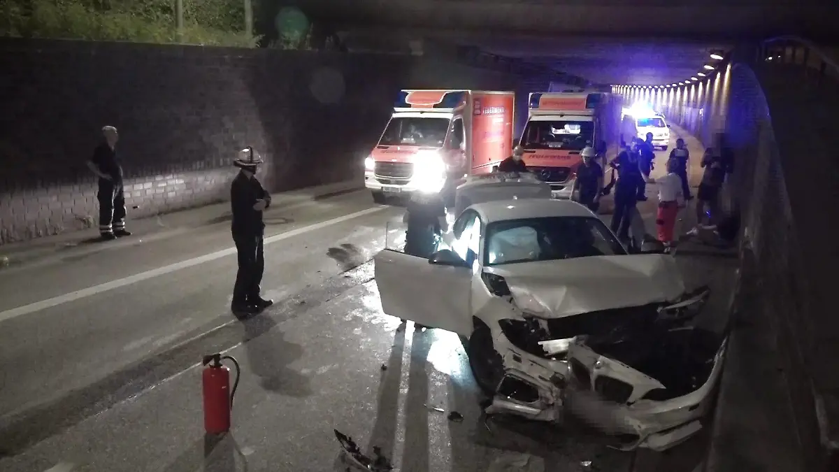 Eine rasante Autofahrt endet im Tunnel eines Zubringers zum Hamburger Flughanfen.