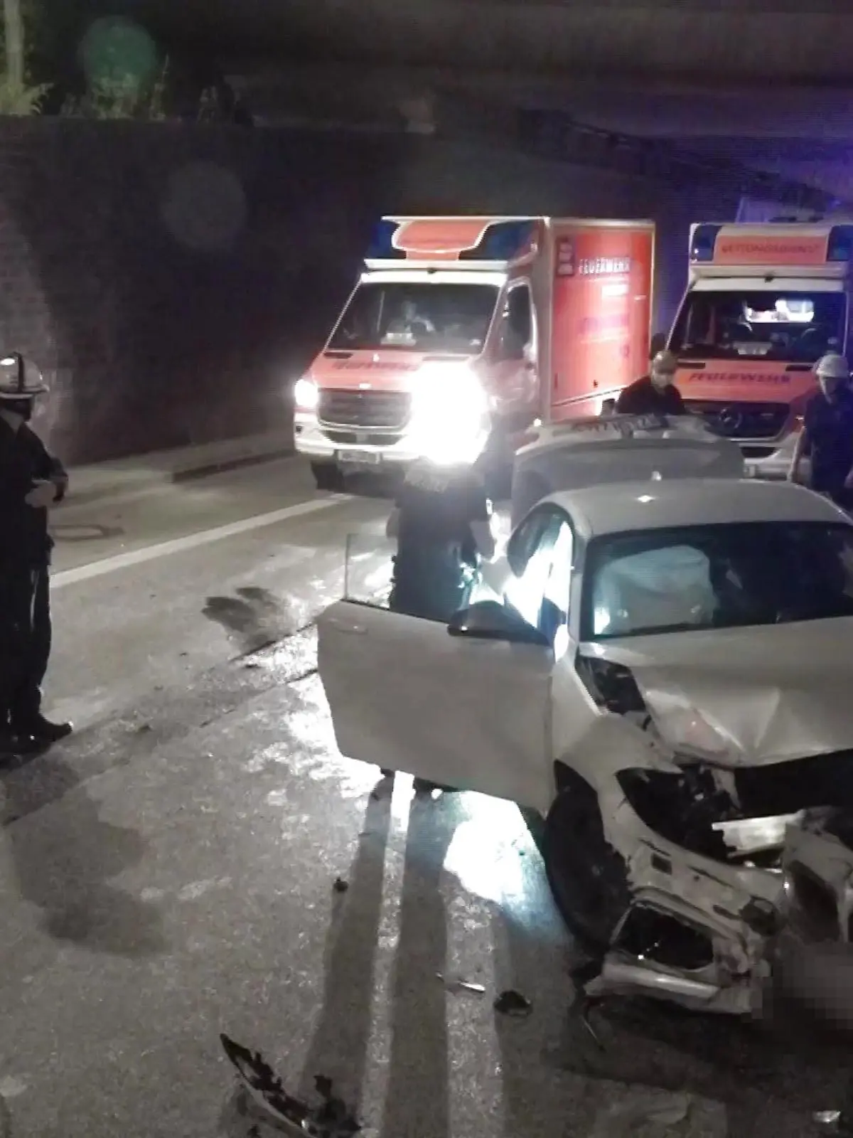 Eine rasante Autofahrt endet im Tunnel eines Zubringers zum Hamburger Flughanfen.