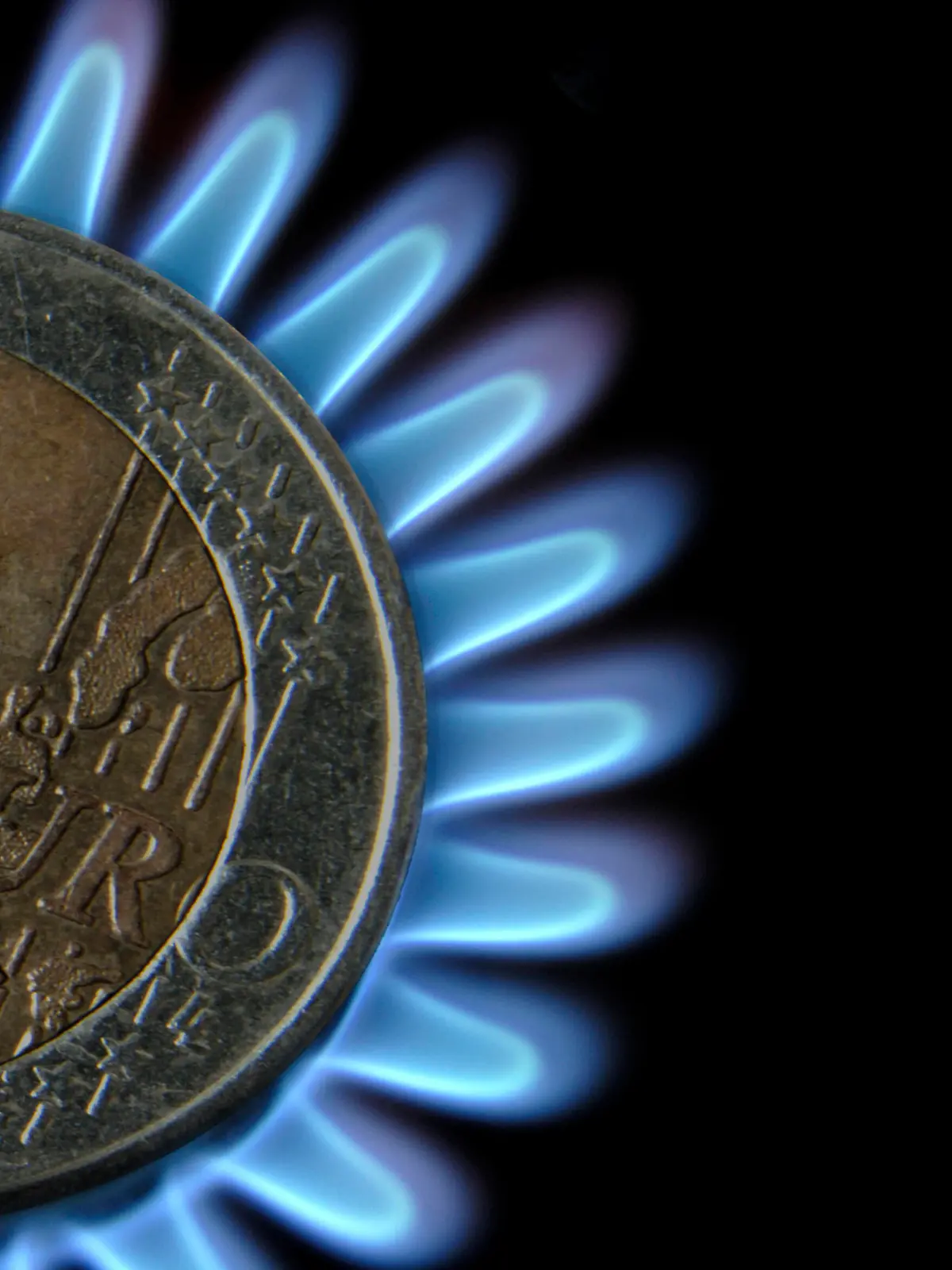  Gas hob flames with Euro 2 coin, concept household bills and rising gas and energy prices in the European Union . Digital composition. Gasherdflammen mit 2-Euro-Münze, Konzepthaushaltsrechnungen und steigende Gas- und Energiepreise in der Europäischen Union. Rechnung, Rechnungen, Marke, Budgetierung, brennen, Bargeld, Koch, Herd, Kochen, Kosten, Währung, Zeichnung, Energie, Treuhänder, Finanzen, Flamme, wärme, heizung, haushalt, abbildung, leistung, valuta, europäisch, preis, steigen, deutsch, deutschland