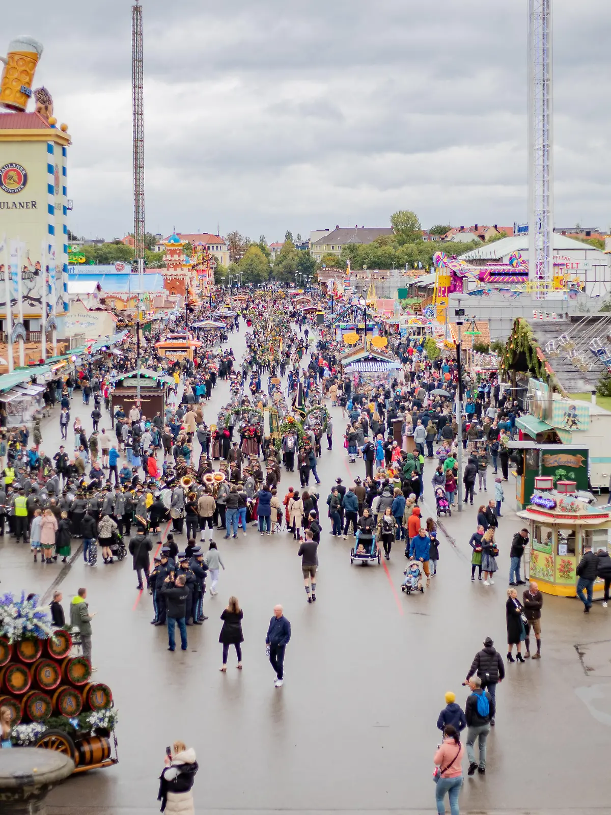 Schlechte Stimmung herrscht am 18.9.2022 auf dem Oktoberfest in München. Bei kaltem Temperaturen und anhaltendem Nieselregen konnte auf der Wiesn noch keine Stimmung entstehen. -- A bad atmosphere prevails on September 18, 2022 at the Oktoberfest in Munich, Germany. Cold temperatures and persistent drizzle could not yet create an Oktoberfest atmosphere at the Wiesn.