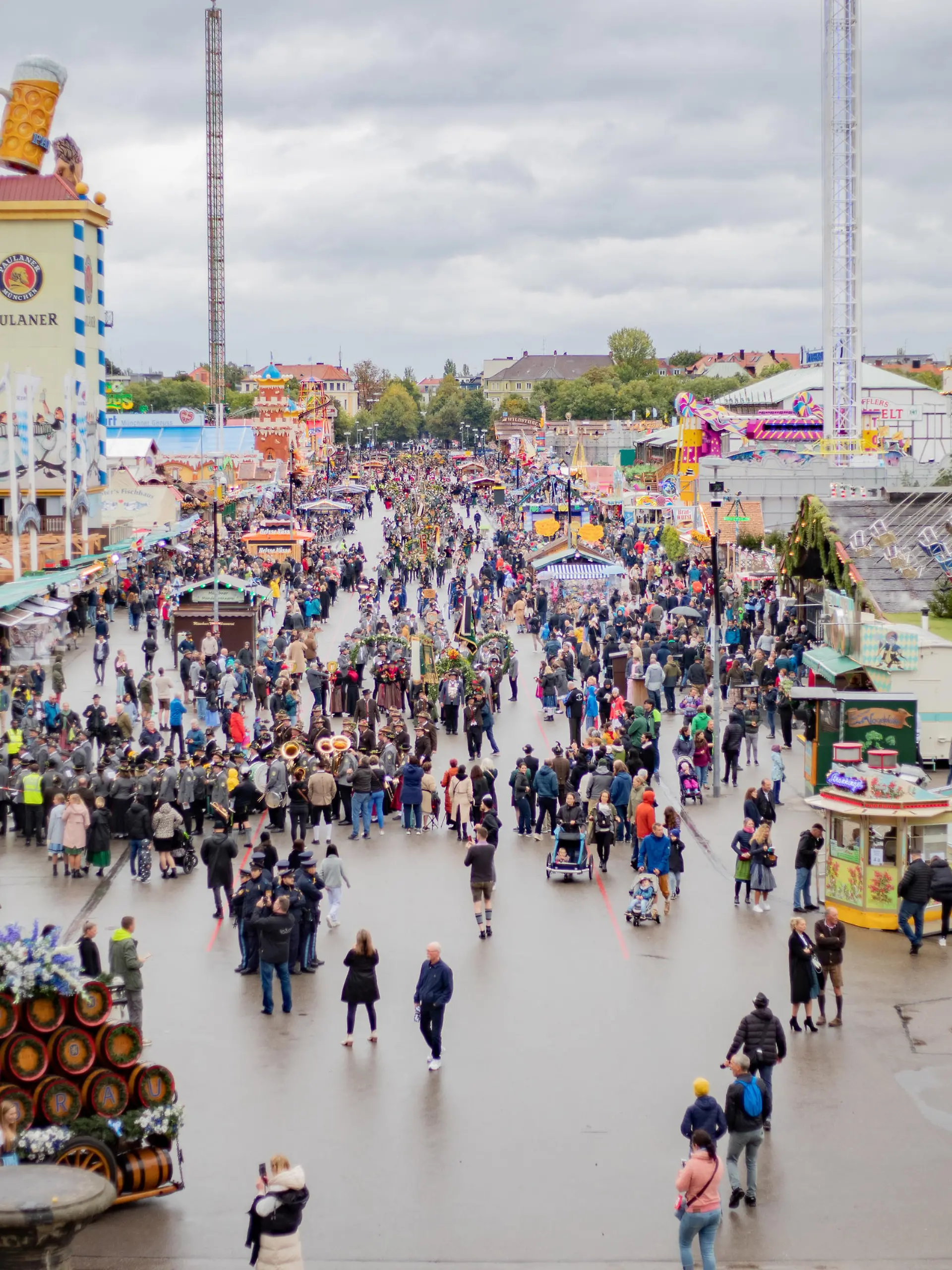 Schlechte Stimmung herrscht am 18.9.2022 auf dem Oktoberfest in München. Bei kaltem Temperaturen und anhaltendem Nieselregen konnte auf der Wiesn noch keine Stimmung entstehen. -- A bad atmosphere prevails on September 18, 2022 at the Oktoberfest in Munich, Germany. Cold temperatures and persistent drizzle could not yet create an Oktoberfest atmosphere at the Wiesn.