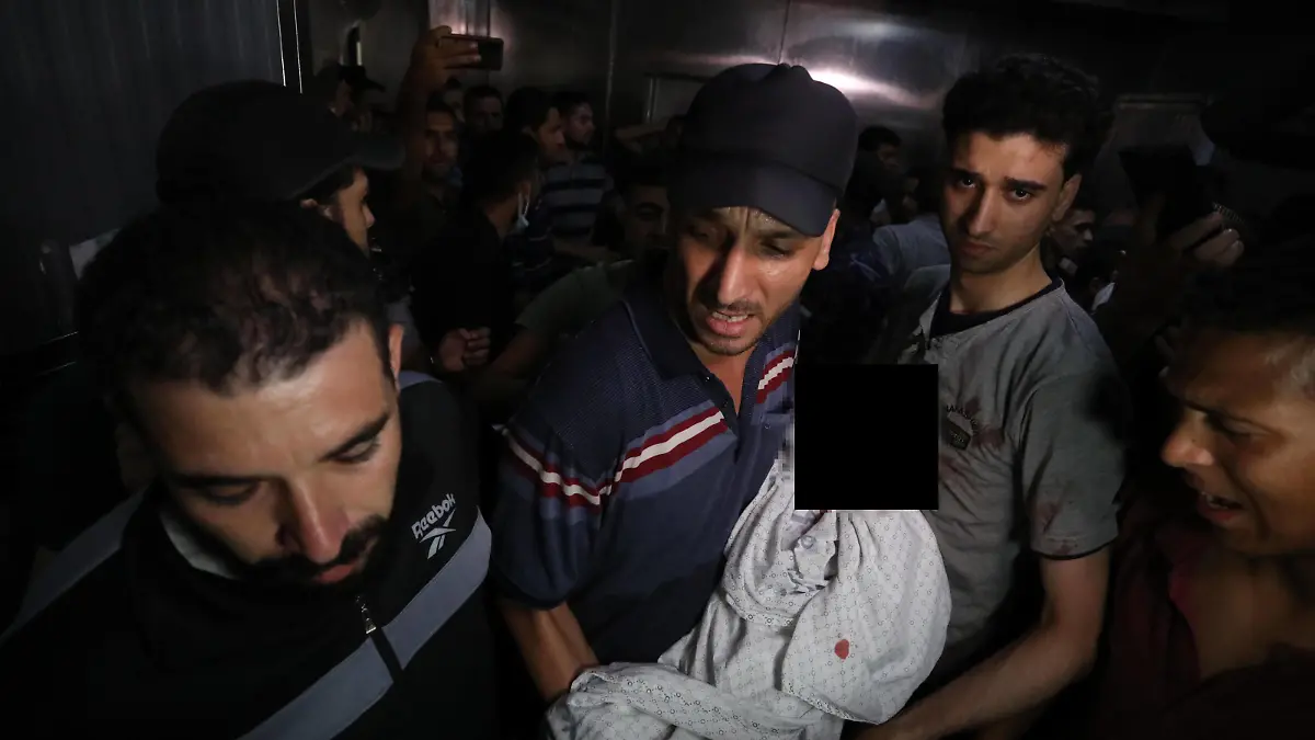 August 5, 2022, Gaza city, Gaza Strip, Palestinian Territory: Palestinians mourn over the body of a girl 5 who was killed in an Israeli air strike at a hospital morgue, in Gaza city on August 5, 2022. The Israeli military said today it launched air strikes on Gaza, which were witnessed by Palestinians in central Gaza City Gaza city Palestinian Territory - ZUMAap3_ 20220805_zaf_ap3_065 Copyright: xAshrafxAmrax